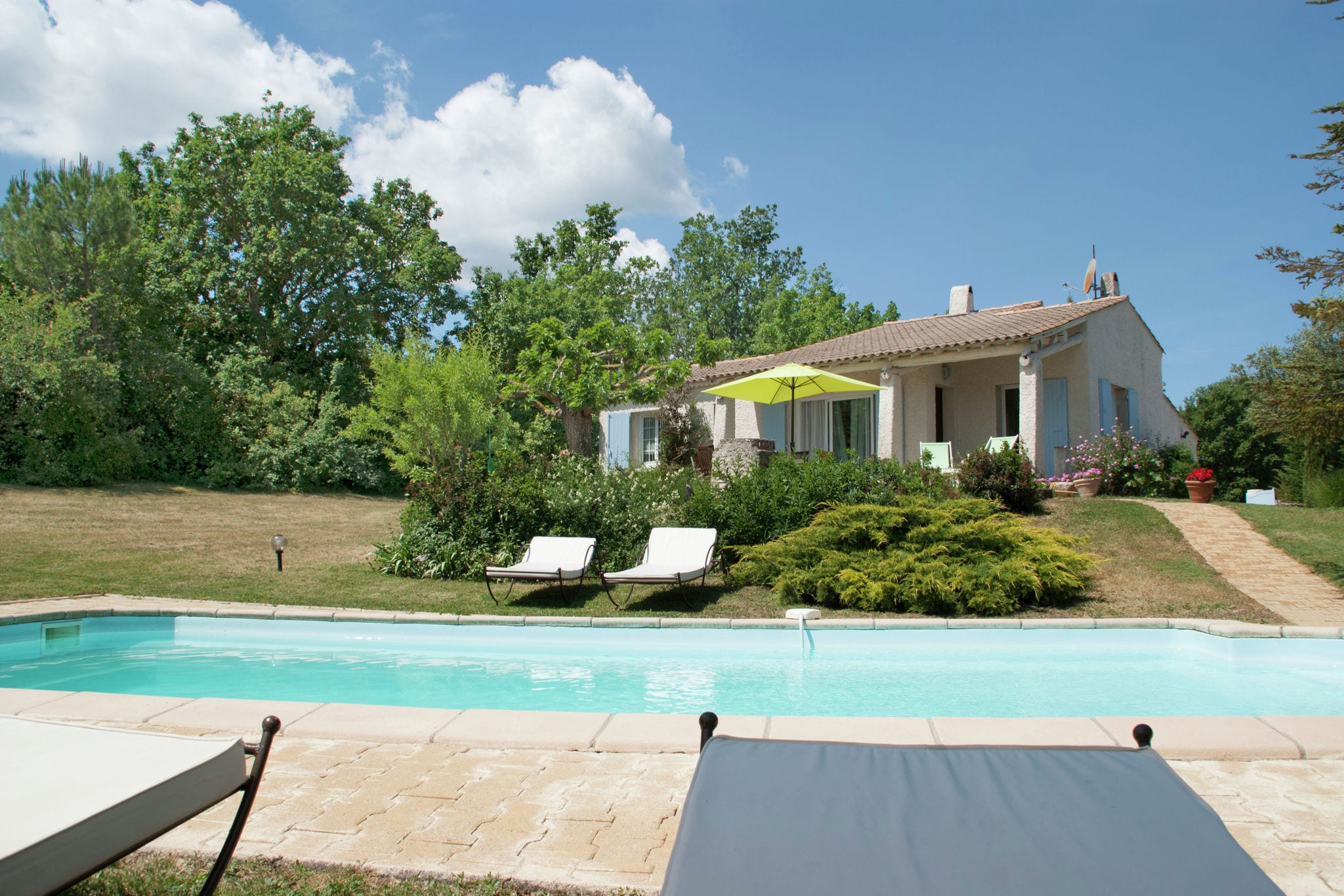 Provencal villa with heated private pool and panoramic views, 2 km from village