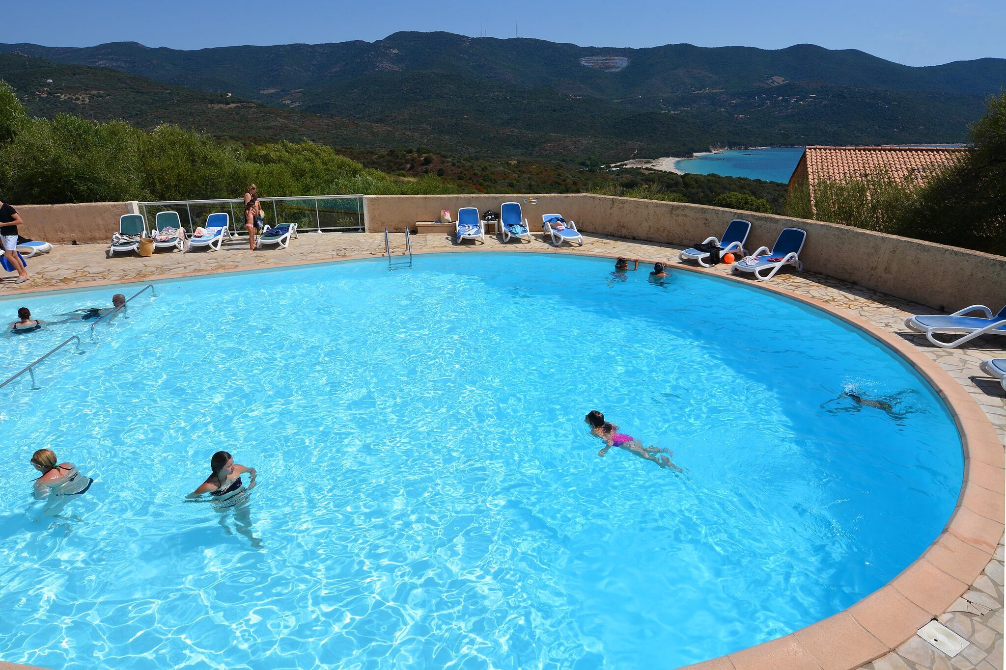 Kitchenette(hob(2 ring stoves, ceramic), electric kettle, toaster, coffee machine, microwave, dishwasher, fridge), Living/diningroom(double sofa bed(140 x 190 cm), TV), bedroom(double bed(140 x 190 cm)), bathroom(bath tub, toilet), balcony or terrace, garden furniture, sun loungers, swimming pool(shared with other guests, outside, heatable), baby crib(paid)