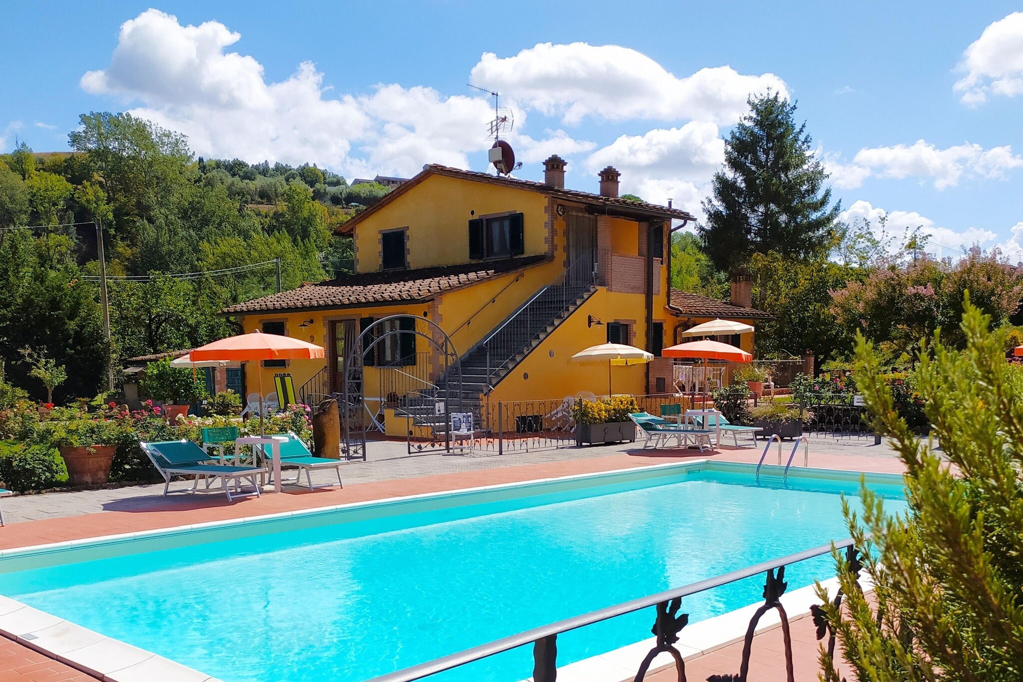 Appartements typiques de la campagne toscane avec piscine.