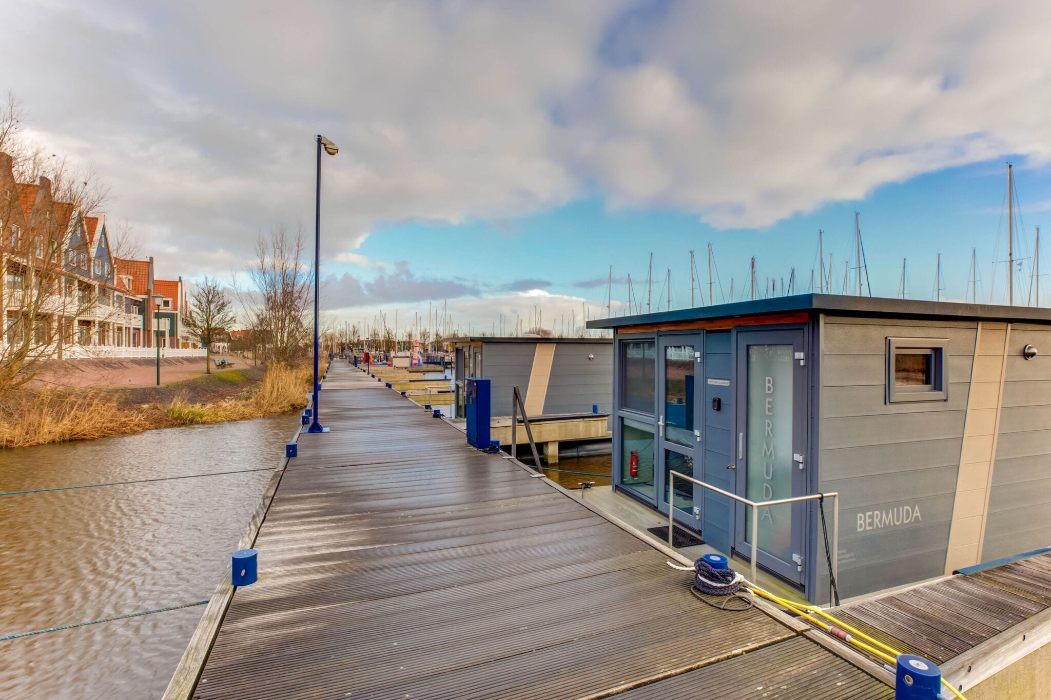 Moderne woonboot in jachthaven van Volendam met zwembad
