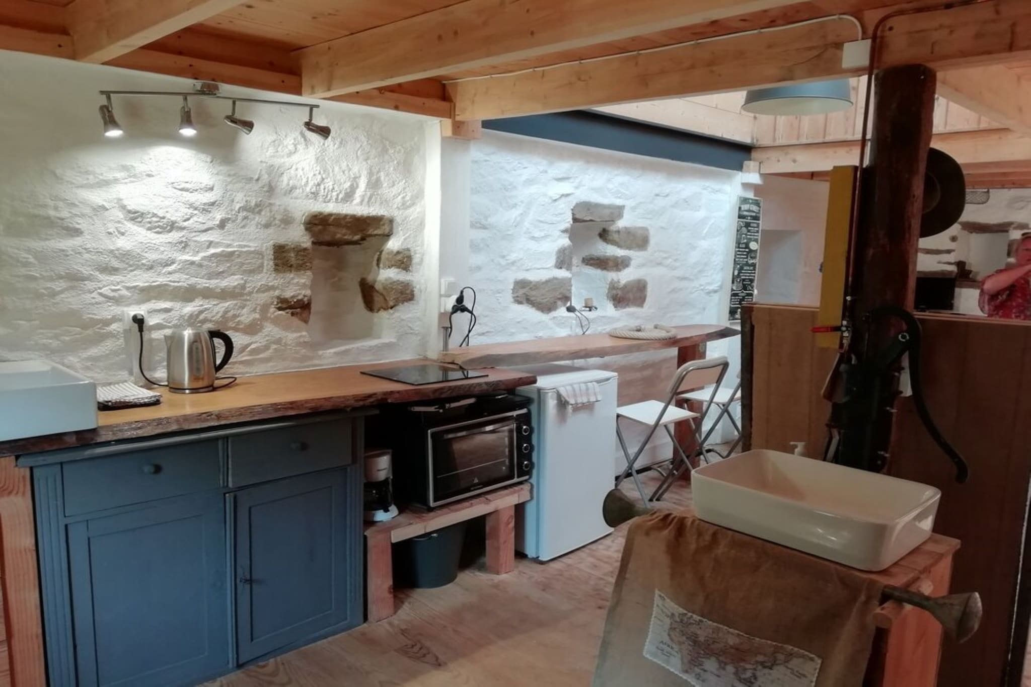 A Peaceful Coastal Hideaway
Tucked away in the heart of Cléden-Cap-Sizun, this charming 4-bedroom holiday home is your gateway to Brittany’s rugged coastline and wild beauty. With space for 6 guests, it’s ideal for families or small groups seeking a quiet escape. The home is warm, inviting, and thoughtfully equipped with wood stoves and electric heating—perfect for cozy evenings after a day by the sea. A furnished garden and covered terrace offer relaxing spots to sip morning coffee or enjoy long, slow sunsets.

Explore Pointe du Raz & More
Only 1 km from the dramatic Pointe du Raz and the golden sands of Baie des Trépassés, this home puts you close to iconic coastal paths like the Sentier des Douaniers and thrilling water activities—surfing, sailing, kitesurfing, and even horseback rides along the beach. Venture out to Douarnenez (25 km), Audierne (10 km), or hop on a boat to Île de Sein to watch dolphins and explore the island. For hiking, mountain biking, and birdwatching, you're just minutes from nature.

Local Flavor & Family Comforts
Sample fresh seafood and local cuisine just 2 km away, or stock up on essentials at the Primelin grocery (4 km). The home includes a fully equipped kitchen, BBQ, and plenty of indoor/outdoor dining space for family meals. A high chair is available for little ones.