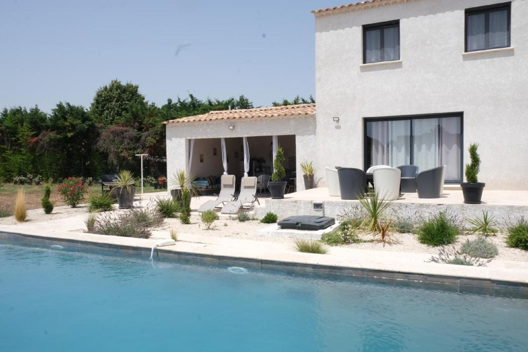 Ground floor: (Entrance, open kitchen(dining table, dining table, electric kettle, toaster, cooker, espresso machine, oven, microwave, dishwasher, fridge, fridge-freezer), Living/diningroom(TV, dining table, seating area), toilet, washing room(tumble dryer, washing machine))\n\nOn the 1st floor: (bedroom(double bed(140 x 200 cm)), bedroom(double bed(140 x 200 cm)), bedroom(double bed(140 x 200 cm)), Bedroom with bathroom(double bed(180 x 200 cm), shower, washbasin), bathroom(shower, washbasin), toilet)\n\noutdoor kitchen, dining table(12 persons), oven, garden doors, terrace, garden, garden furniture, BBQ, parking, swimming pool(private, 10 x 5 m.), plancha grill