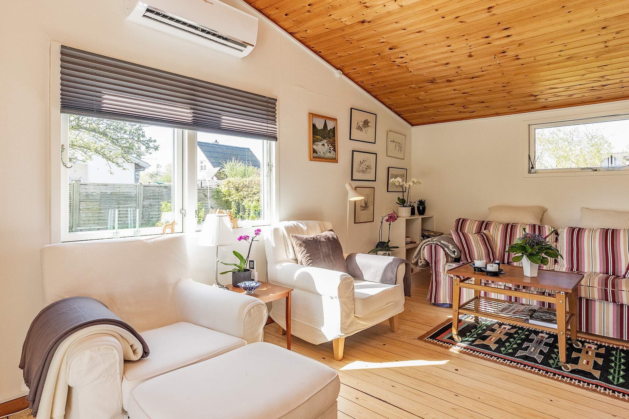 Internet Access DSL, Kitchen(cooker(electric), fridge-freezer), Living/bed room(double folding bed, TV(german television channels, danish TV channels (DR1 and TV2)), high chair), bedroom(2x single bed), bathroom(washbasin, shower, toilet), heating(electric), terrace, garden, air to air heatpump