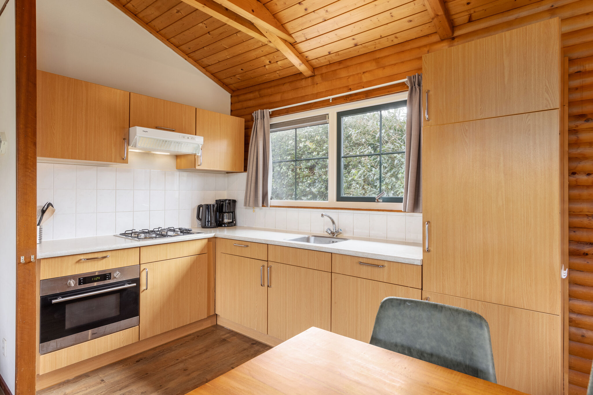 Wooden bungalow with dishwasher, 3 km. van Putten