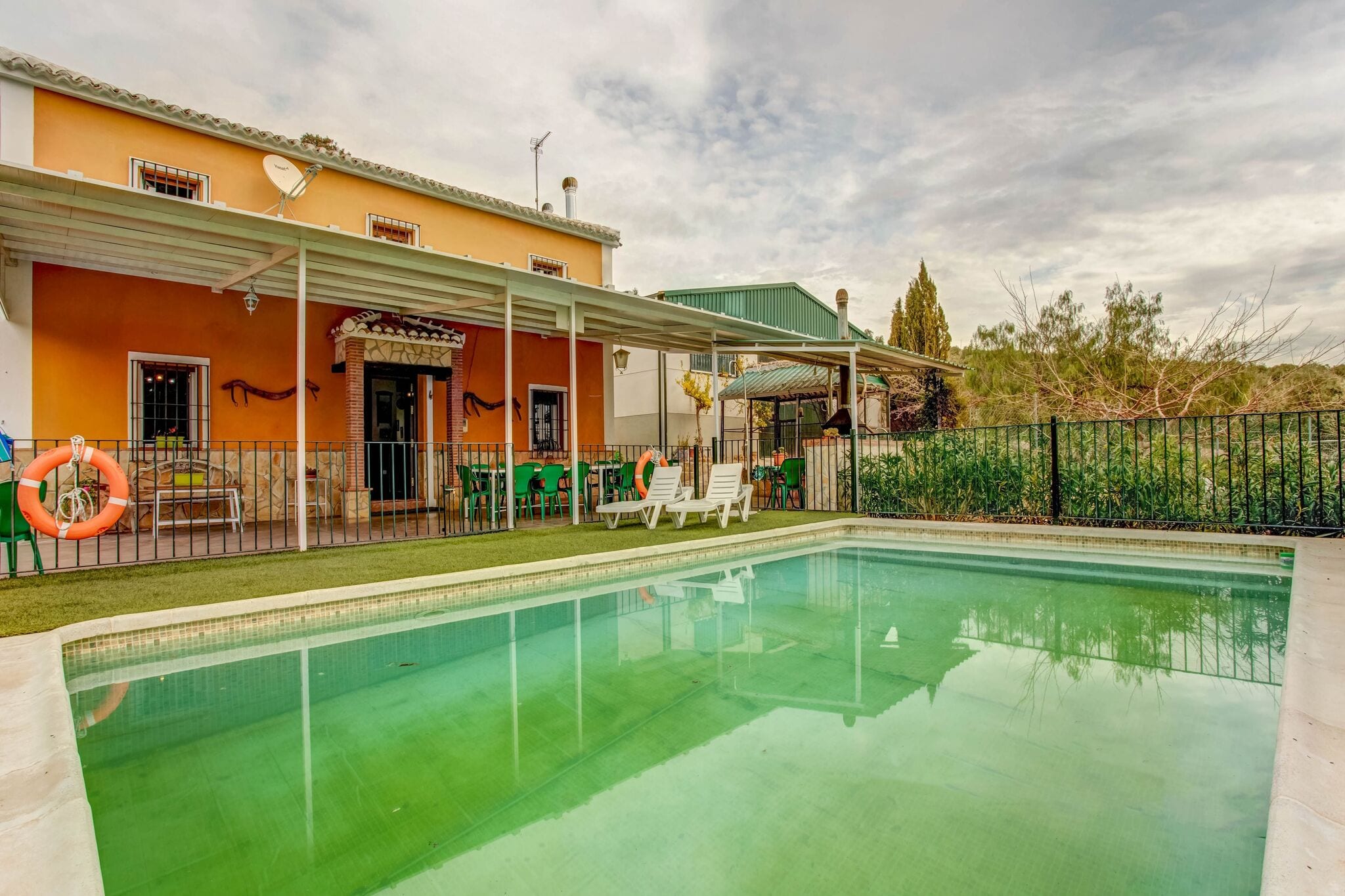 Jolie maison de vacances à Villanueva de Tapia avec piscine privée