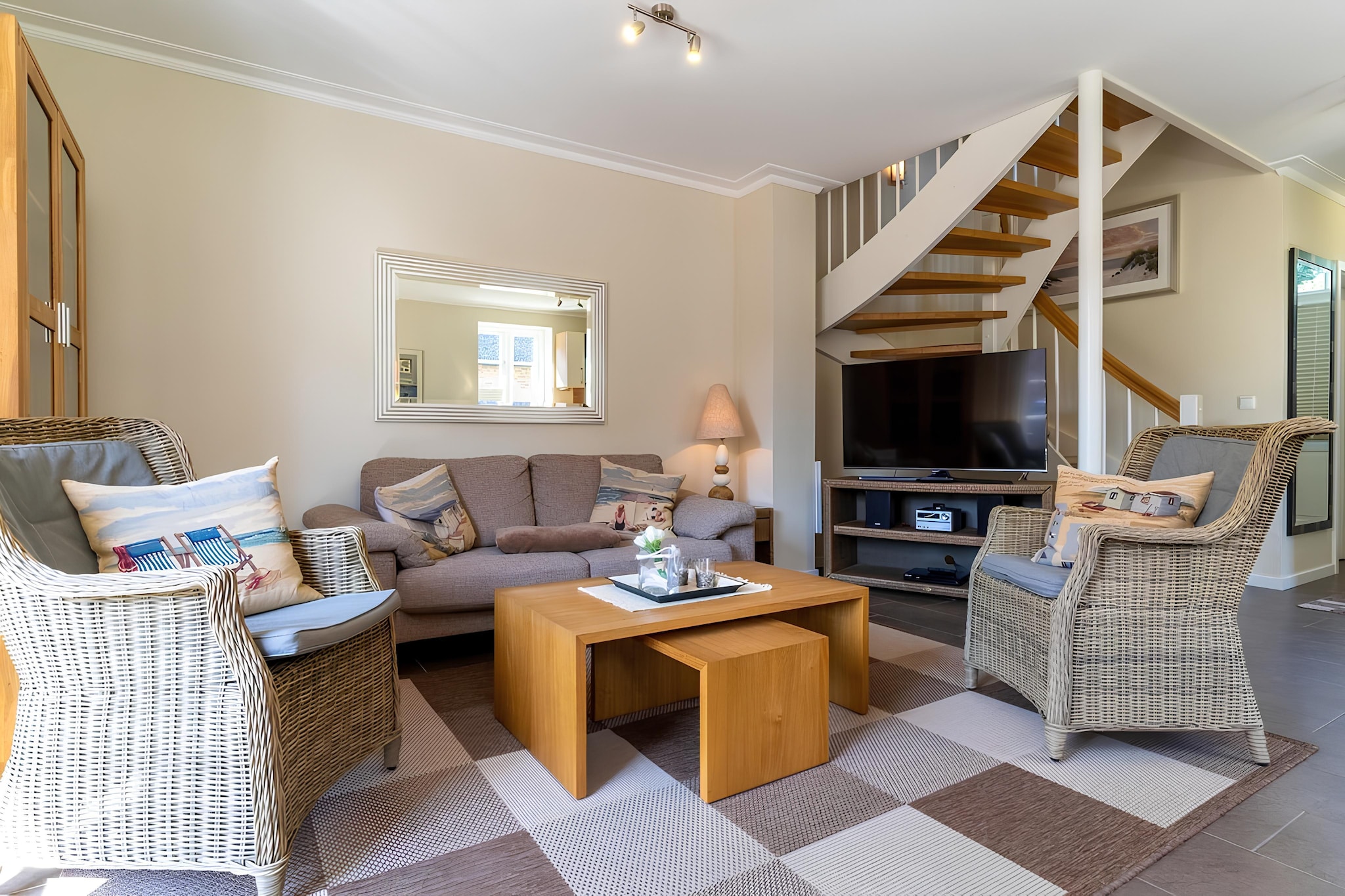 The half of the house, built in 2012, with approx. 95 square meters of living space, extends over 3 levels and convinces with a well thought-out room layout. The hallway on the ground floor leads to a shower room with toilet, a utility room with washing machine and dryer, and the spacious living room with integrated kitchen and dining area. The floor-to-ceiling windows allow a beautiful view of the associated garden and provide sufficient light. The stairs in the hallway lead to the first floor. Here are 2 bedrooms, one with a 180 cm double bed and TV (Netflix) and the other with 2x 90 cm single beds, and another shower room with toilet. Another staircase leads to the converted attic, where there is another bedroom with a double bed (1.60 x 2.00 m). A gas grill and 4 bicycles can be used for a deposit. The house has a parking space, a terrace with garden furniture, garden and garden shed.

Highlights included:
All consumption-dependent energy costs
WIRELESS INTERNET ACCESS