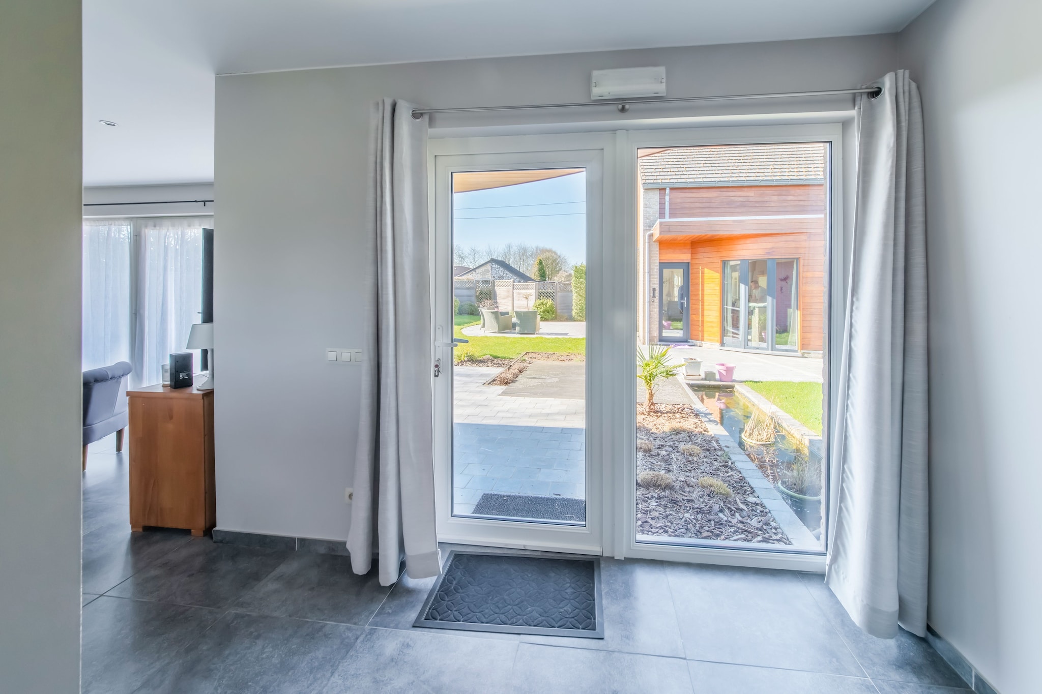 Stay in this charming holiday home located in a beautiful region with numerous possibilities. It is an excellent choice for family holidays.
Take a walk through nature or step on the mountain bike for an active journey. You can visit nice places such as Aywaille and the medieval Duruy that are easily accessible by car, as well as the city of Liège. You will find interesting sights such as La Boverie, Montagne de Bueren and Grand Curtius.
Prepare a tasty meal in the kitchen with a coffee maker, oven, stove and microwave and enjoy a cosy dinner at the dining table. Parking is available at the house and you can relax the day with a drink of your choice on the terrace.