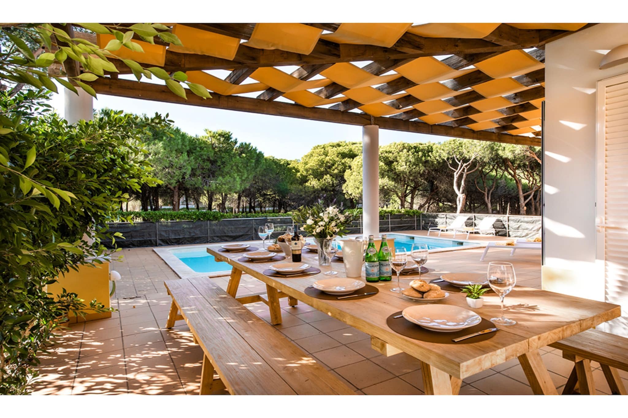 Large villa with swimming pool within walking distance to the beach