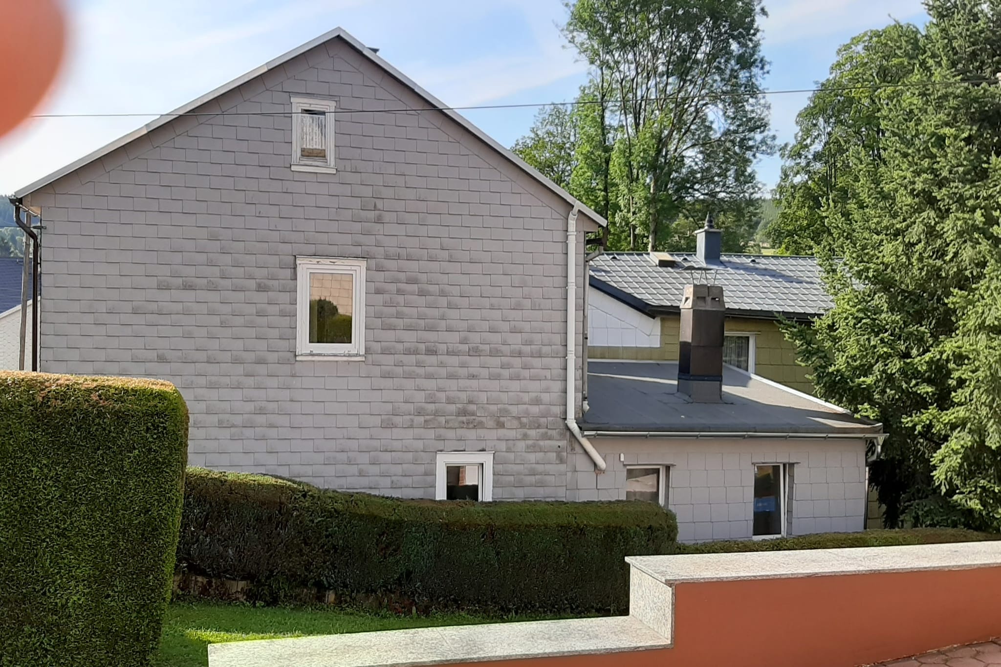 Located in a quiet street and with a ski lift almost on the doorstep, this cozy holiday home in Altenfeld offers a great starting point for families, cross-country skiers, hikers, motorcyclists and nature lovers for activities in the region. You can also employ a barbecue during the evenings and relish some delicious grilled food.
The village of Altenfeld is surrounded by forests and has an extensive network of cross-country trails. In the area you can also play tennis or golf, go horseback riding or swimming. A nice outdoor pool is less than 1 km away. For your daily shopping, go to Groß Breitenbach, as there is only one butcher and one restaurant with a GDR atmosphere in Altenfeld.
The home has an eat-in kitchen equipped with all kitchen utensils, a living room with TV and sound box and various games for rainy days. A particularly nice spot is the seat by the rippling water of the Rotbach under a weeping willow in the garden. You should park your car in the parking lot 80 m away.