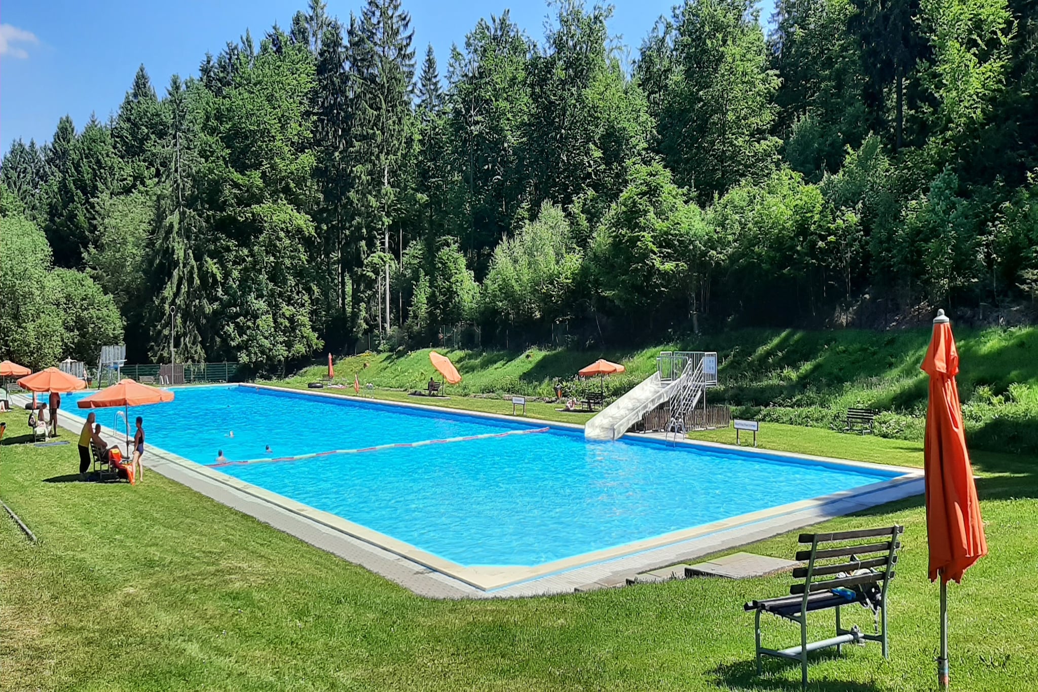 Ground floor: (Living room(TV, seating area), Kitchen(dining table, hob(3 ring stoves, induction), combination microwave, fridge-freezer), bedroom(double bed(180 x 200 cm)), bathroom(shower, washbasin, toilet))\n\nOn the 1st floor: (bedroom(double bed or 2 single beds), bedroom(double bed or 2 single beds), bathroom(bathtub or shower, washbasin, toilet), balcony)\n\nski storage, coffee machine, microwave, heating, garden, garden furniture, BBQ, party games