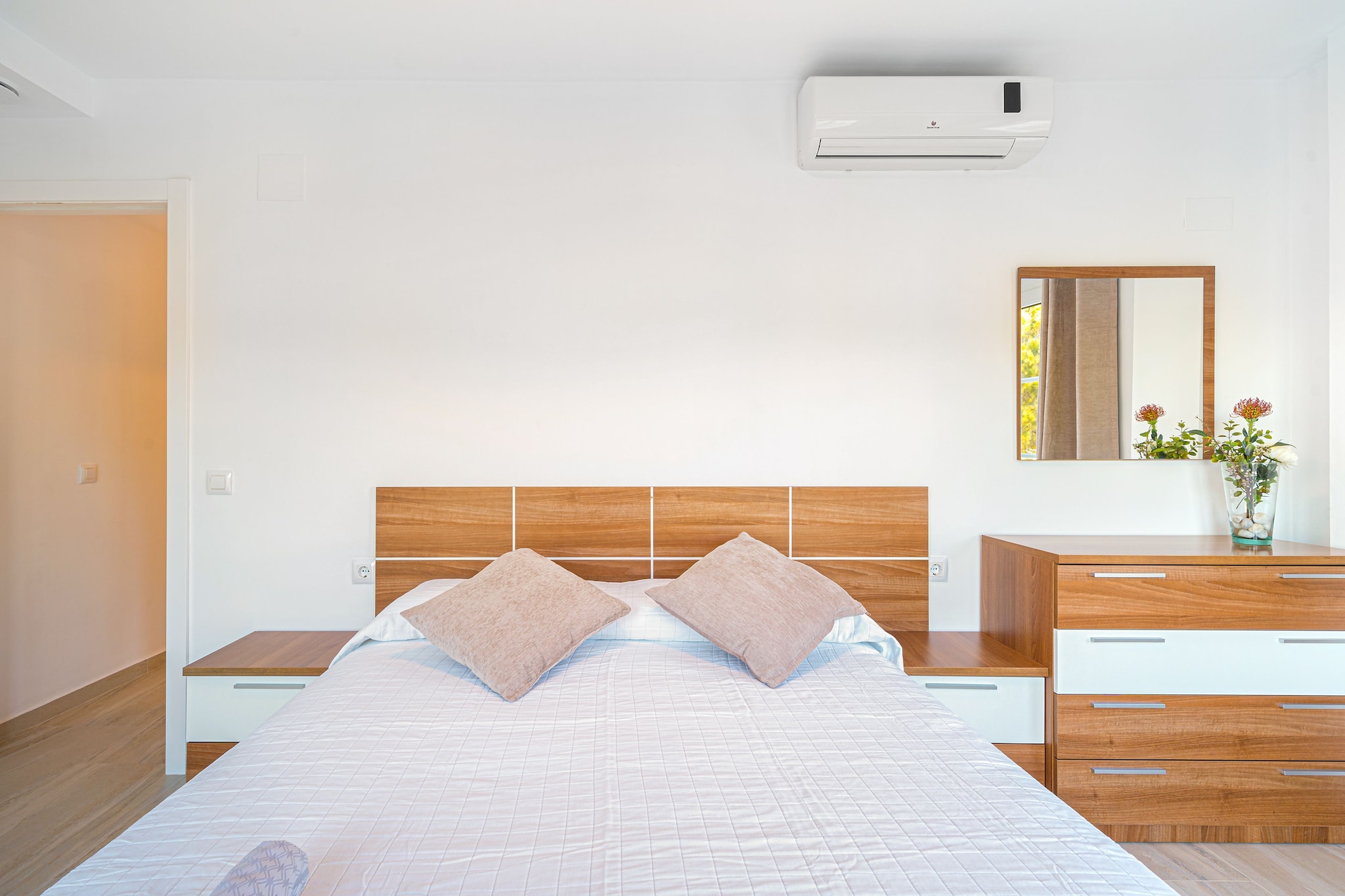 Ground floor: (Entrance(reachable from the outside), Kitchen(hob, hood, coffee machine(filter), oven, microwave, dishwasher, fridge-freezer), Living/diningroom(TV(flatscreen), dining table(4 persons), seating area), bedroom(double bed(150 x 190 cm)), bedroom(single bed(90 x 190 cm), single bed(90 x 190 cm)), bathroom(shower, washbasin, toilet), bathroom(shower, washbasin, toilet), heating(hot air), air conditioning(mobile), terrace(private))\n\nwashing machine, garden furniture, parking lot(public), ironing board, iron