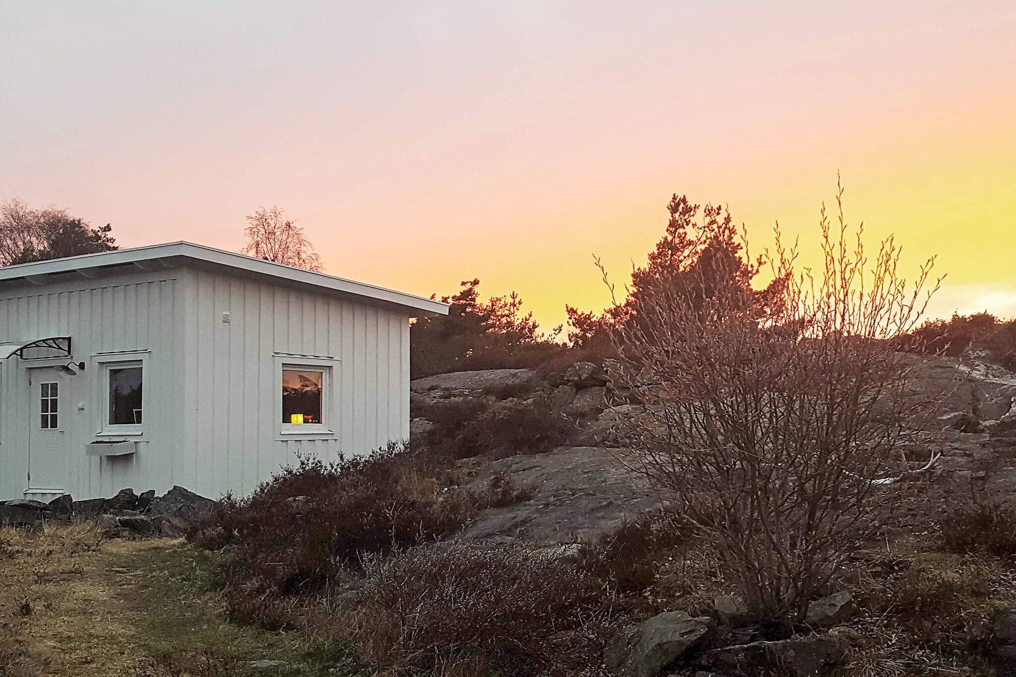 On TjÃ¶rn in beautiful BohuslÃ¤n is the old fishing community Kyrkesund. Here you live close to nature, the sea, beautiful cliffs and harmony. The guest house is sheltered behind the mountain on the owner's plot, with a wonderful terrace where you will enjoy many of the day's hours of sunshine. Feel the feeling when you open the door, hear the birds chirping, open the coffee cup and enjoy. With an open floor plan, there is both a small kitchen with dining area, sofa and bathroom with toilet, sink and shower. The sofa is easily converted into a sofa bed in the evenings with dimensions of 160cm. Via a slightly steeper staircase is the sleeping loft which has two single beds - 90cm (no legs). Here it is slightly lower in ceiling height. There is a fan for warm summer evenings and an openable window. The cottage is not suitable for smaller children as the steps are steep. In the vicinity of the cottage there are many different hiking trails. A 15 minute walk will take you to Pilarne which is a very well known attraction. Feel free to bring the bikes if you have the opportunity because then there is a lot to discover. Maybe a trip over to HÃ¤rÃ¶n where you can enjoy your own rock ledge for swimming and picnics. If you like kayaking, there is room on the plot if you have your own kayaks and there are many nice coves to discover. Take the opportunity to pay a visit to the Nordic Watercolor Museum, which is a center for contemporary art, with a focus on watercolor techniques. SkÃ¤rhamn is not far away and there are many nice restaurants and shops. A holiday with adventure or just peace and quiet, here you choose what suits you best. Welcome!