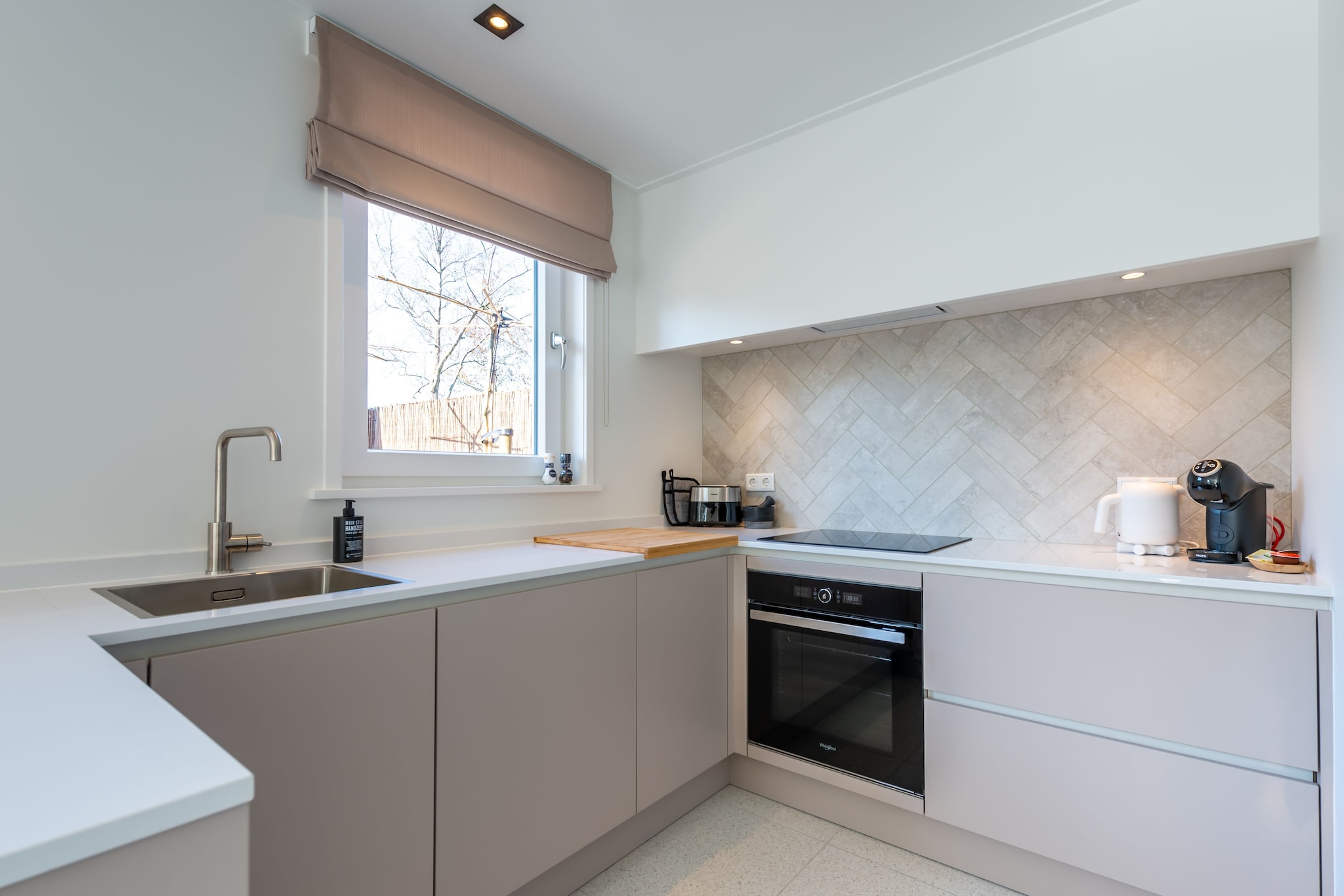 Ground floor: (Living room(TV, dining table, seating area), open kitchen(electric kettle, cooker, hood, coffee machine, oven, dishwasher, fridge), bathroom(shower, washbasin), toilet(toilet))\n\nOn the 1st floor: (bedroom(double bed), bedroom(single bed, single bed), toilet(toilet))\n\nwashing machine, garden, garden furniture, parking, parasol, lounge set