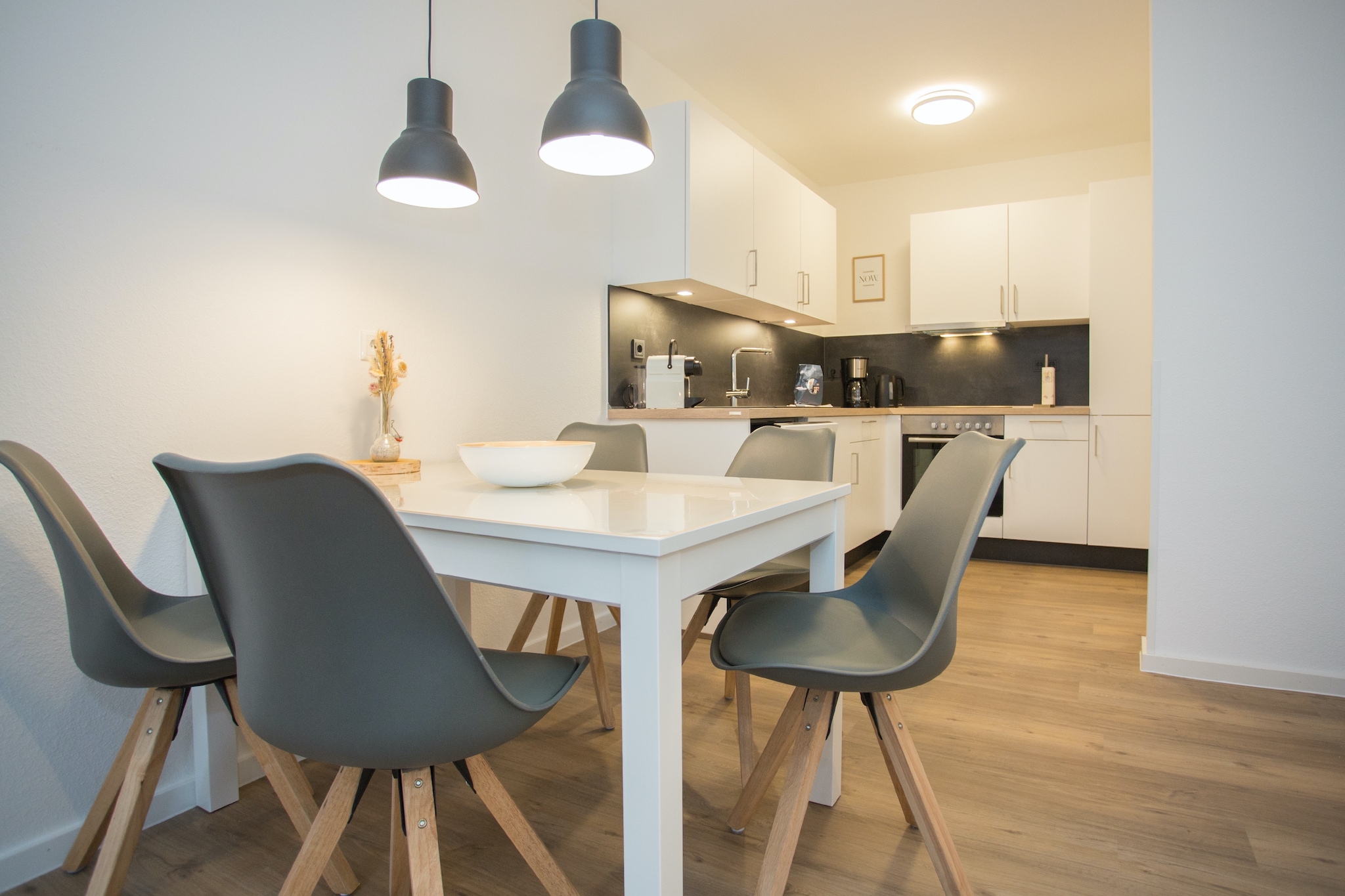 For those looking for ultimate relaxation and to fully enjoy their well-deserved holiday, this apartment is the perfect base! The accommodation has a unique location right on the ski slope. It is a wonderful place to stay in summer and winter. You don't even have to leave the house to experience the ultimate holiday feeling. From the sunny balcony, you look out onto the ski slope in winter and the bike park in summer. The apartment is located on the 3rd floor: you enter the hall that gives you access to the various rooms of the modern apartment. The living area is divided into a sitting area, dining area and spacious open kitchen. The sitting area has a corner sofa with a smart television, and you can use the WiFi during your stay. The dining area, where you can enjoy breakfast, lunch and dinner, seats five people. You can prepare your meals in the modern kitchen, which is equipped with a 4-burner stove, oven, refrigerator (with a freezer compartment), dishwasher, coffee machines (filter and Nespresso), kettle and toaster. The apartment has one bedroom that sleeps four people. The room has a double bed (160x200 cm), a bunk bed (90x200 cm) and bedside tables. You don't have to worry about a good night's sleep because the bedroom has blackout window coverings. The large wardrobe in the bedroom and the spacious storage cupboard in the living room provide plenty of space for all your clothes and belongings. Freshen up in the modern bathroom. The shower cubicle with sliding glass doors has a wonderful rain and hand shower. The bathroom also has a toilet and a washbasin with a mirror. There are also plenty of hanging and storage options. The large towel radiator warms the towels nicely and drys them quickly.
The balcony (6 m2) faces south and has a beautiful view and a seat for two people. The property includes a ski/bicycle shed and a garage of 200 centimetres wide and 190 centimetres high. You can also park the car outside the garage or (for a fee) in public parking spaces nearby. You will find everything you need for a perfect holiday in the immediate vicinity.
The property is 270 metres from the Winterberg Bobsleigh Track and 290 metres from the summer toboggan run. The apartment is also located in a fantastic natural environment; mountain bike and hiking trails start right from the door. You can enjoy lunch or dinner at one of the many restaurants within walking distance. Winterberg town centre is only a few kilometres away. You can go there for your daily groceries, shopping or a drink or meal at one of the cafes or restaurants.