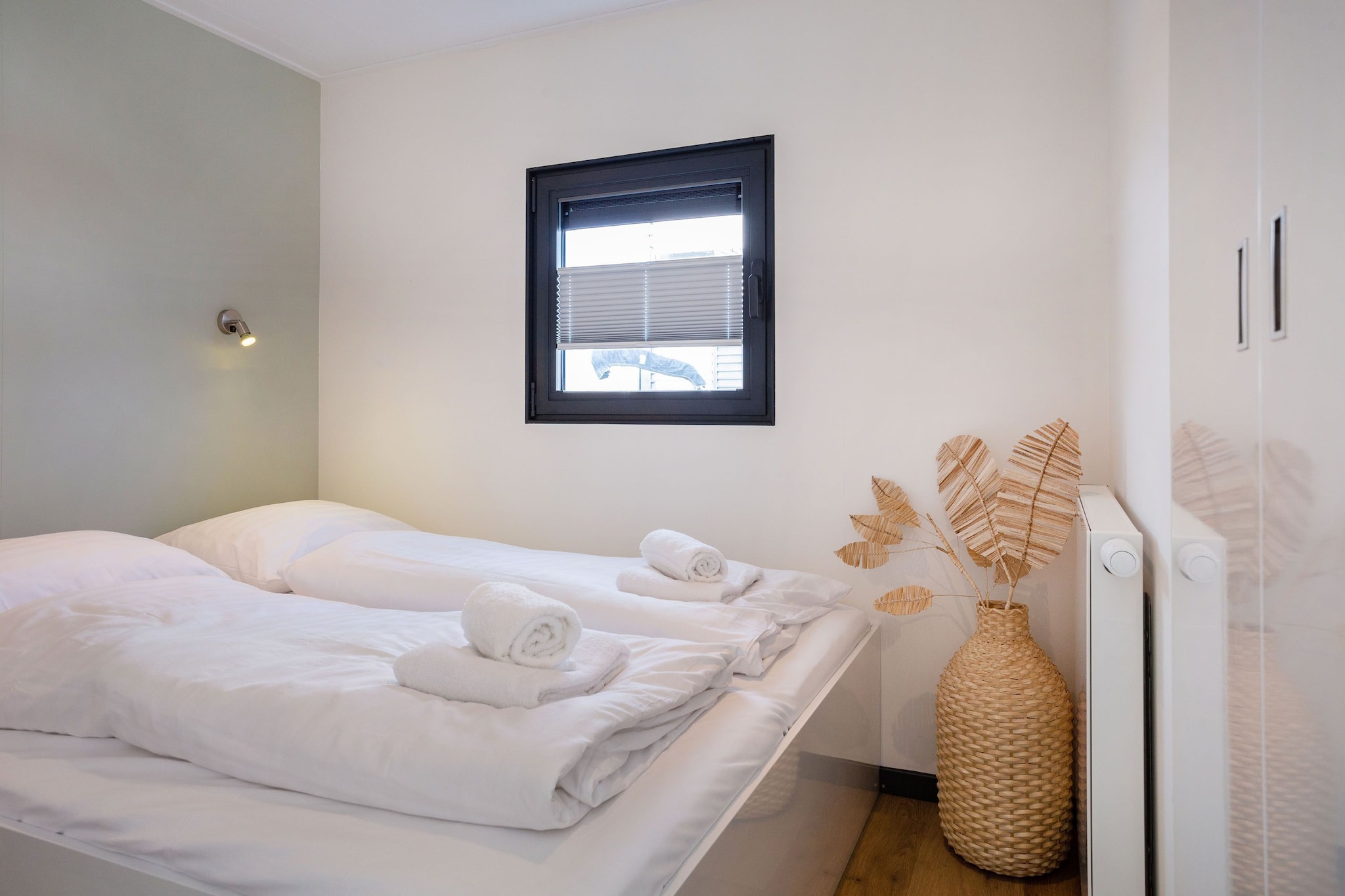 Houseboat Sneekermeer with Garden and Views