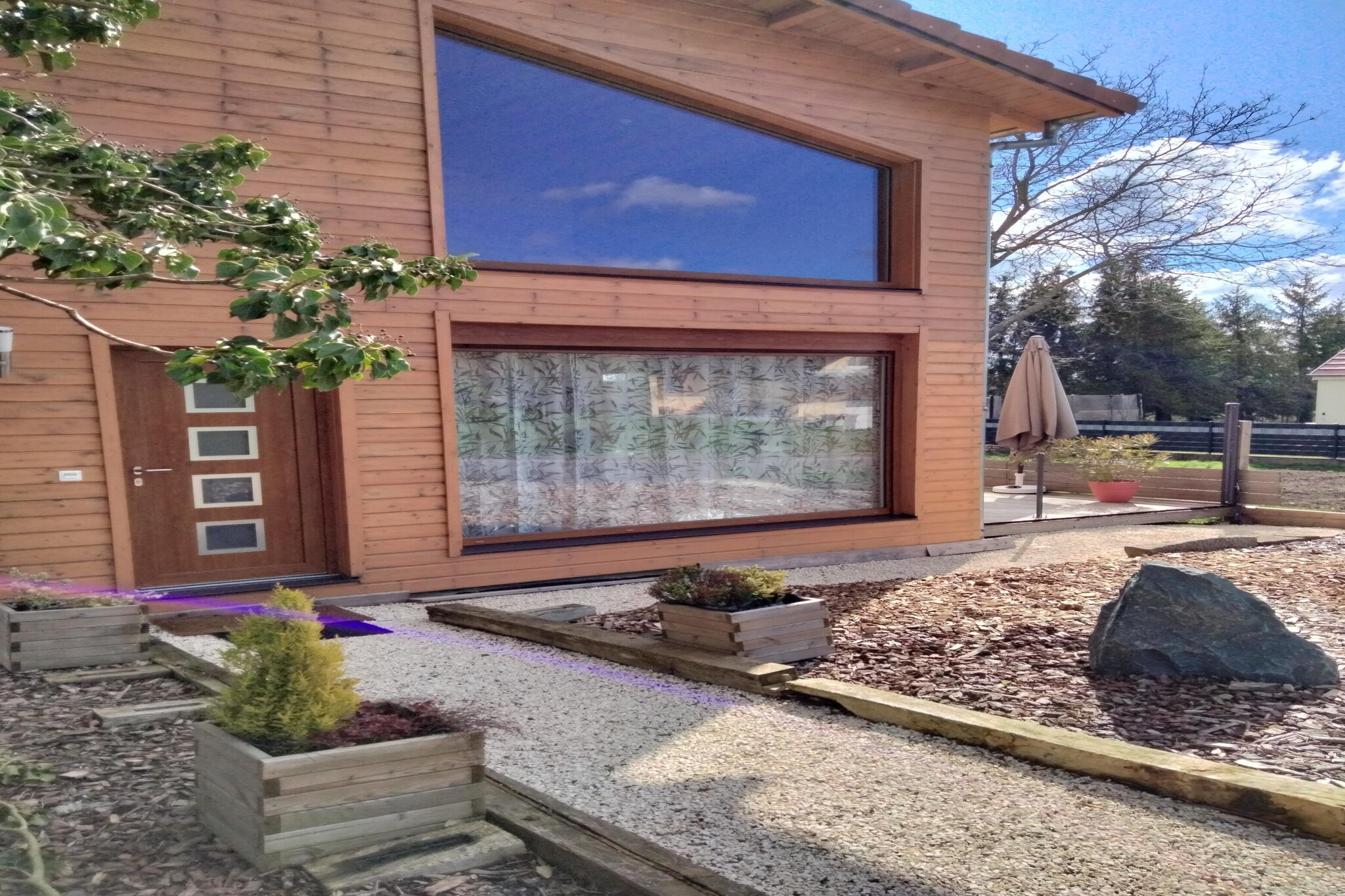 Ground floor: (Sitting room(TV(flatscreen), seating area), dining room(dining table(6 persons)), open kitchen(electric kettle, cooker(ceramic), espresso machine, oven, microwave, fridge-freezer), bedroom(double bed), bathroom(shower(walk-in shower), washbasin, toilet, washing machine))\n\nOn the 1st floor: (bedroom(double bed), bedroom(single bed, single bed), toilet)\n\ncot, hot tub, terrace(37 m2), garden, parking, high chair