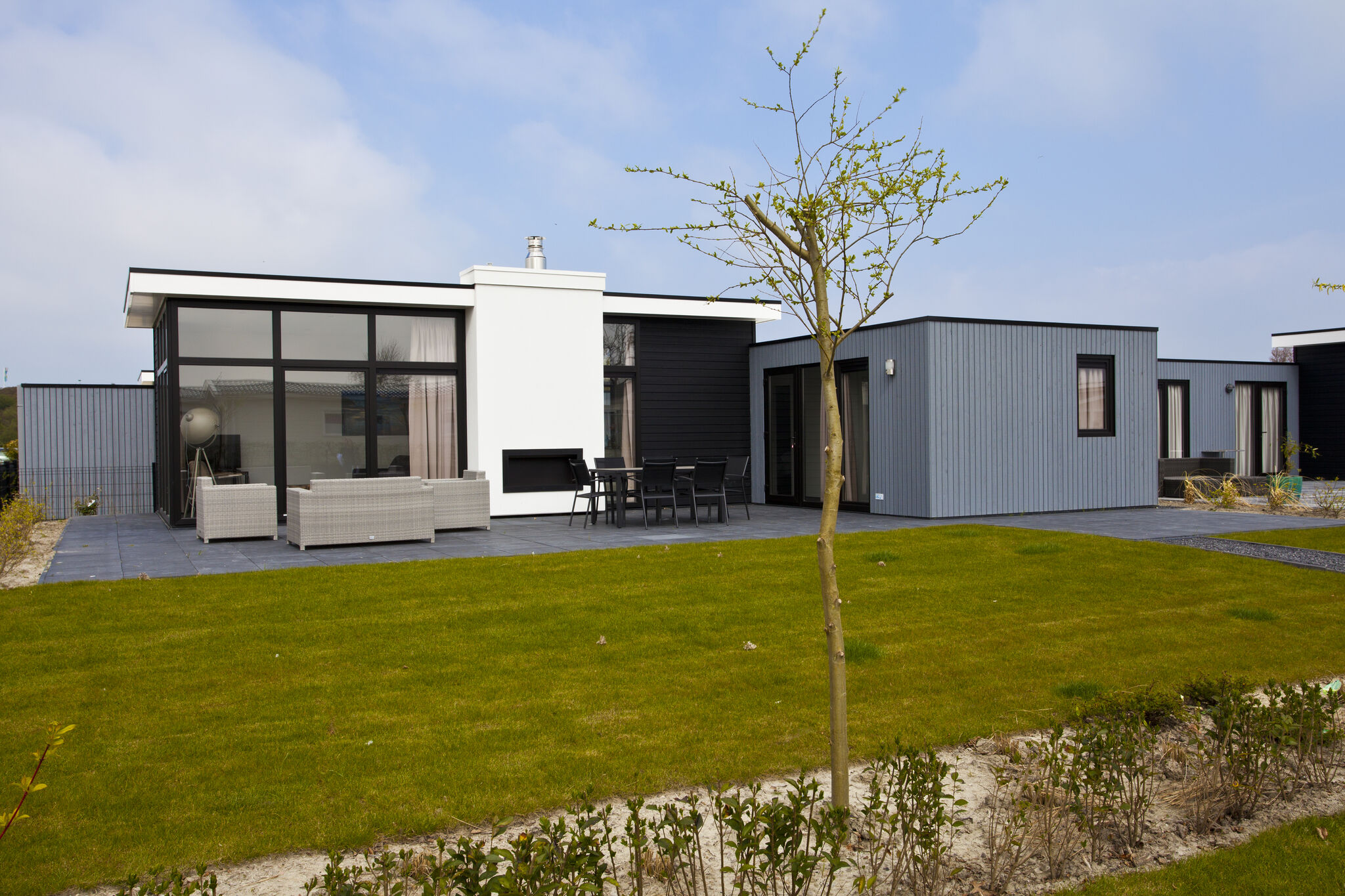 Modern holiday home 600 m from the sea
