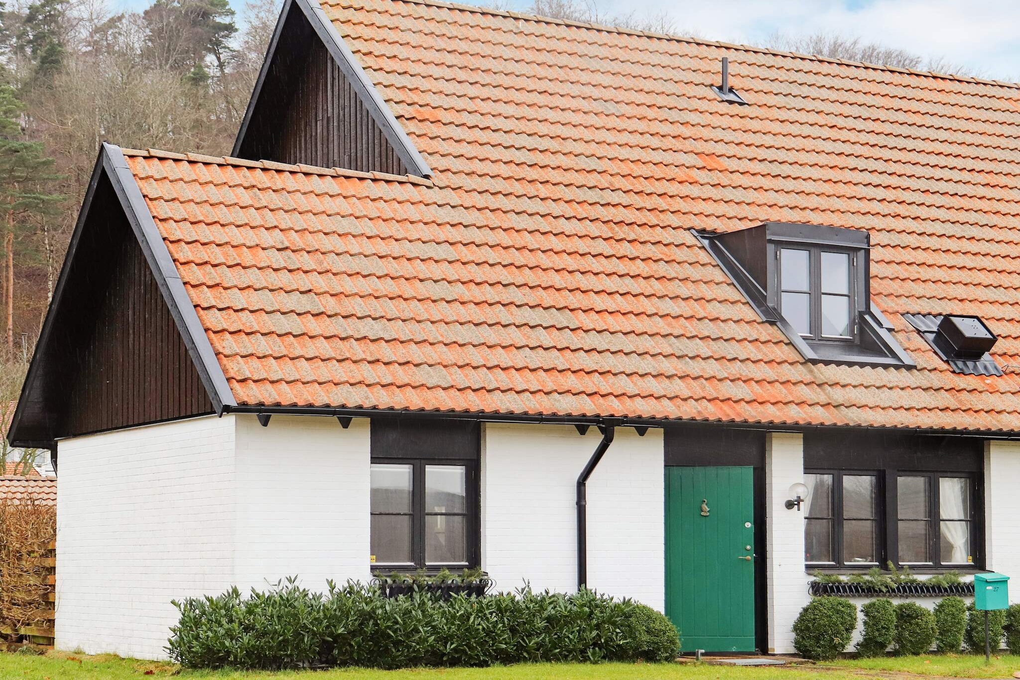 A cozy and spacious house in an excellent location in BÃ¥stad near the city center and within walking distance to the beach and the harbor area. A beautiful house for the big family. Enjoy the wonderful BÃ¥stad, the tennis metropolis with lots of experiences. Here you are close to everything, but live on a quiet residential street with a view of the sea. The house is a corner house. From the entrance you enter the kitchen which has all the equipment needed and a dining area. There is a bedroom with two single beds and a bathroom with shower. The living room has comfortable seating and modern TV with Netflix. The glazed conservatory facing the small garden is spacious and bright. Upstairs there is a bedroom with a double bed and two bedrooms with two single beds each and a bathroom with a bath. There is internet and free wifi. A short walk takes you to Sweden's most visited beach and the beautiful cold bath house. The beach is shallow, child-friendly and bustles with activities during the summer. Here is also BÃ¥stad's harbor area with a large selection of cafÃ©s and restaurants. Discover the BjÃ¤re Peninsula with all its picturesque summer villages and excursion destinations. There are nice cycle paths on the entire BjÃ¤re Peninsula. Just north of BÃ¥stad are Norrviken's gardens, a popular destination. To Laholm you only have a short drive. Laholm has a cozy center with small shops, cafes and restaurants. Here, Lagan winds around the city and there is fine salmon fishing and a smokehouse with a restaurant. Fishing license required. In winter, you have VallÃ¥sen's ski resort a short drive away. On HallandsÃ¥sen there are also several wonderful hiking trails. To the north you can easily reach Halmstad smith, its fantastic beaches in TylÃ¶sand, its large range of entertainment and all golf courses. Your nearest golf course is BÃ¥stads Golfklubb.