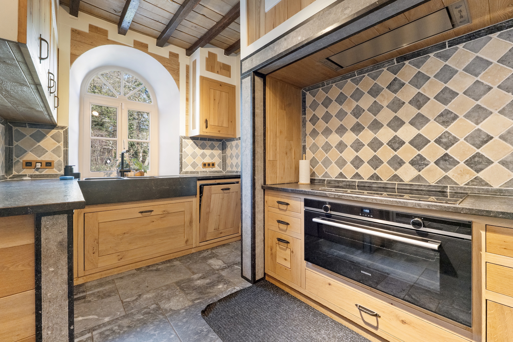 Ground floor: (Living room(TV(digital, smart TV, international television channels), seating area), dining room(dining table), Kitchen(hob(induction), toaster, coffee machine, oven, microwave, dishwasher, dishwasher, fridge, freezer, high chair, Juicer, Blender, Hand blender), toilet(toilet), hall, pantry)\n\nmezzanine: (seating area, stereo unit, table football, darts, billiards, party games)\n\nOn the 1st floor: (bedroom(double bed, heating(floor heating), air conditioning), bathroom(tumble dryer, shower(walk-in shower), washbasin, washbasin, washing machine), bathroom(bath tub, shower(walk-in shower), washbasin, washbasin, toilet), toilet(toilet))\n\nOn the 3rd floor: (bedroom(double bed, heating(floor heating), air conditioning), bedroom(double bed, heating(floor heating), air conditioning), bedroom(double bed, heating(floor heating), air conditioning), bedroom(double bed, heating(floor heating), air conditioning))\n\ncot, sauna, terrace(private, 50 m2), BBQ(gas), parking, lounge set