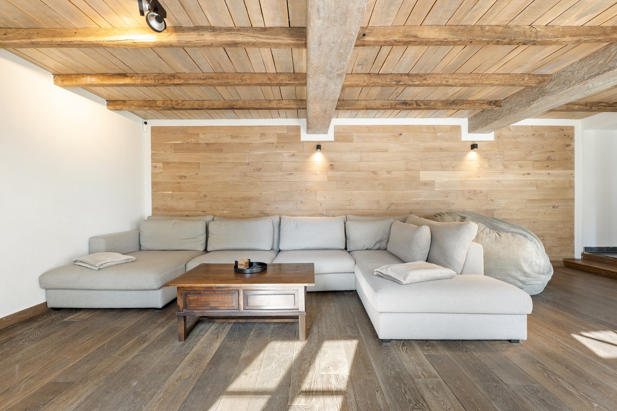 Welcome to this beautifully finished country house in Aywaille, suitable for 9 guests and perfect for families or groups of friends who want to combine luxury, space and nature. On the ground floor you will find a spacious entrance hall, a cosy living room, a fully equipped kitchen, a separate dining room, a practical utility room and a separate toilet. The first floor offers a comfortable bedroom and two stylish bathrooms: one with double washbasin, walk-in shower, washing machine and dryer, and one with bathtub, walk-in shower, double washbasin and toilet, plus an additional separate toilet. On the second floor there are four additional bedrooms, ensuring plenty of privacy for everyone.

All bedrooms are equipped with a double bed, underfloor heating and air conditioning, guaranteeing optimal comfort in every season. On the mezzanine level you will find a cosy recreation room with seating area, stereo system, table football, darts, billiards and board games – perfect for long, enjoyable evenings together. Outside, you can relax in the large garden with spacious terrace, barrel sauna, gas BBQ and comfortable lounge set. There is ample private parking, a baby cot is available and the beds are made upon arrival so your holiday can start immediately.

The location is another major asset. Enjoy a beautiful walk along the Ninglinspo, discover Les Fonds de Quarreux or visit the impressive Remouchamps Caves. Families will love Wild World Safari Park. Within 30 minutes’ drive you reach the world-famous Circuit de Spa-Francorchamps and the Waterfalls of Coo. The charming town of Durbuy is also nearby. Here you stay in the heart of the Ardennes, with nature, adventure and relaxation within easy reach.