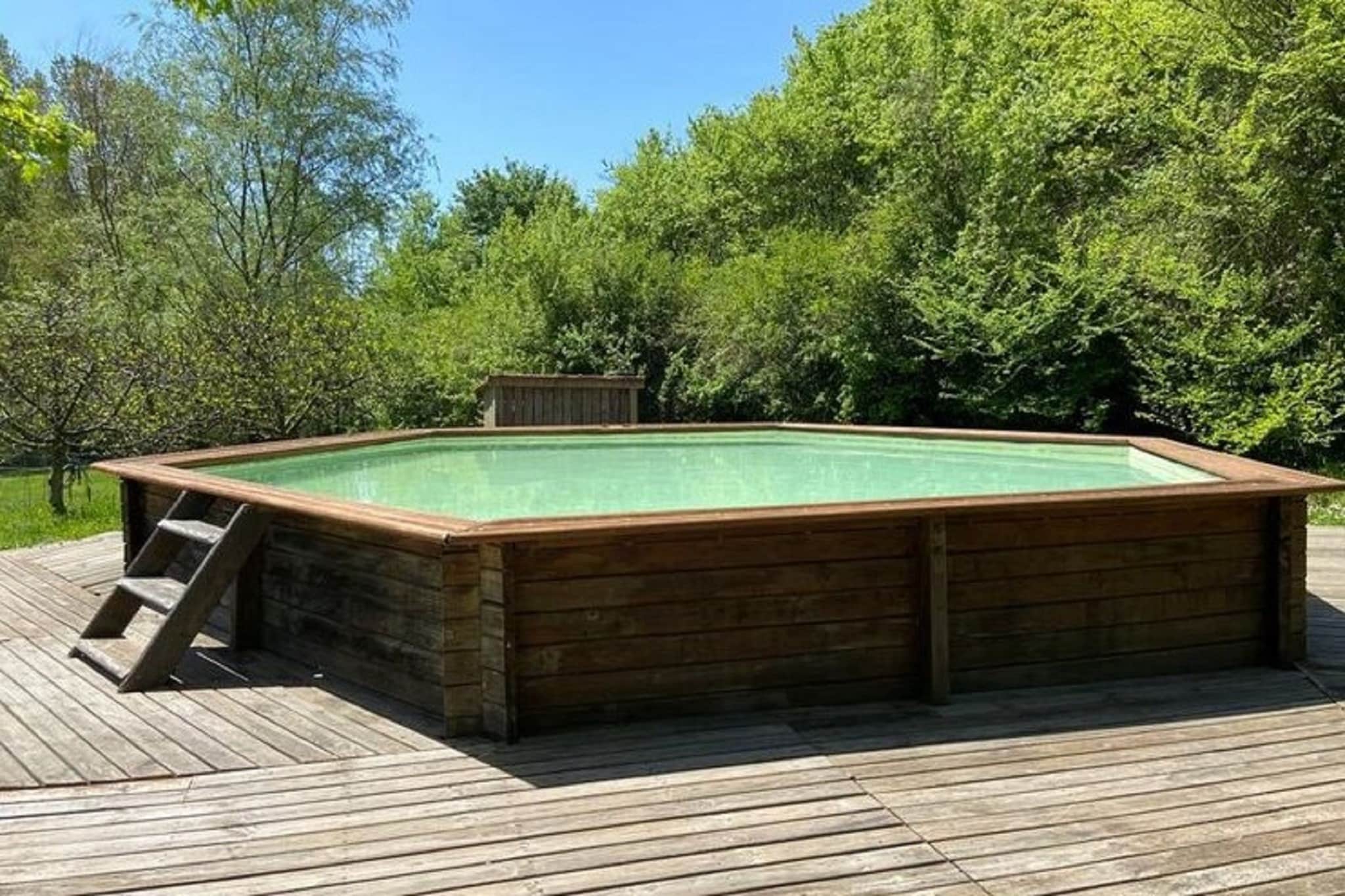 Enjoy your well-deserved vacation in this beautiful villa that is equipped with all conveniences. With no fewer than 2 private swimming pools and a private fenced garden, it offers all the ingredients for an unforgettable time. This villa is ideal for families or groups of friends.
 
 The property is located in Reggello-Fi, about 38 km from the Tuscan capital Florence. Make a walking tour through the beautiful region with many olive and fruit trees. In the nearby city of Figline and Incisa Valdarno (5 km), you will find typical Italian restaurants and nice shops.
 
 Relax in the hot tub or spend time in the large, fenced garden, equipped with comfortable furniture and 2 private swimming pools. The volleyball court and the soccer field offer children to showcase their talent, and the well-equipped kitchen offers the chef in heart and kidneys to display his / her cooking skills.