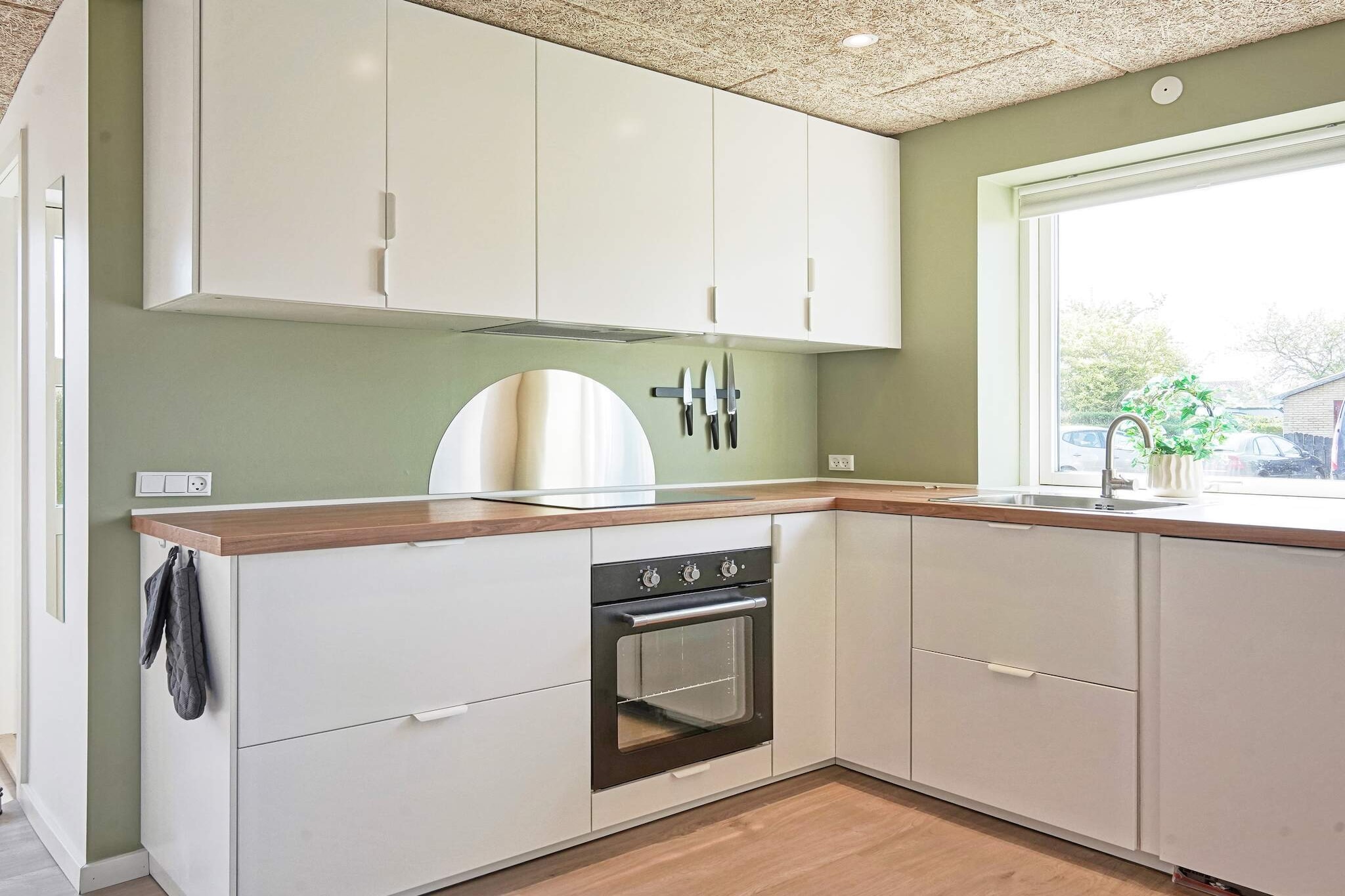 Kitchen(cooker(electric), hood, coffee machine, microwave, dishwasher, fridge-freezer), Living/bed room(double folding bed, TV, radio), bedroom(double bed, children\'s bed), bedroom(2x single bed), bathroom(tumble dryer, washbasin, shower, toilet, washing machine), heating(electric), terrace, garden, garden furniture, air to air heatpump