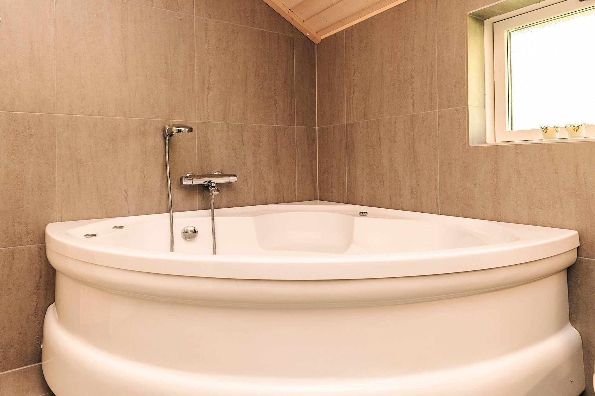 Kitchen(cooker(electric), coffee machine, microwave, dishwasher, fridge-freezer, tumble dryer, washing machine), Living/bed room(TV, stove(wood), chromecast), bedroom(double bed), bedroom(double bed), bedroom(2x single bed), bathroom(washbasin, shower, toilet), bathroom(washbasin, toilet), Bubble bath(indoor, heated, 2 persons), sauna(indoor, 4 persons), heating(electric), terrace, garden, garden furniture, sun loungers, air to air heatpump