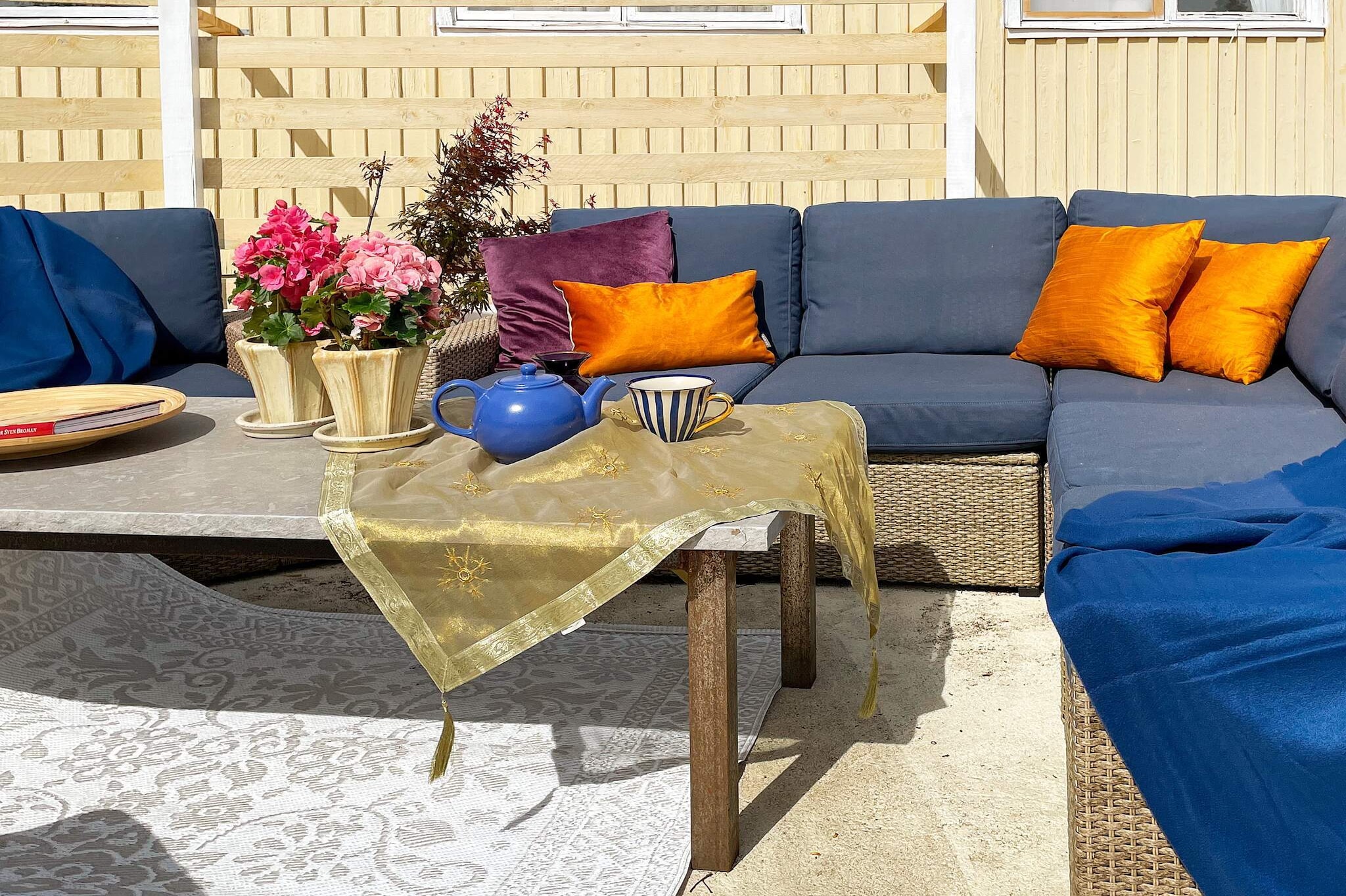 Internet Access DSL, open kitchen(cooker(electric), hood, coffee machine, microwave, dishwasher, fridge-freezer), Living/bed room, bedroom(double bed), bedroom(2x single bed), bedroom(single bed), bathroom(washbasin, shower, toilet, washing machine), garden furniture, BBQ, parking, geothermal energy, geothermal energy