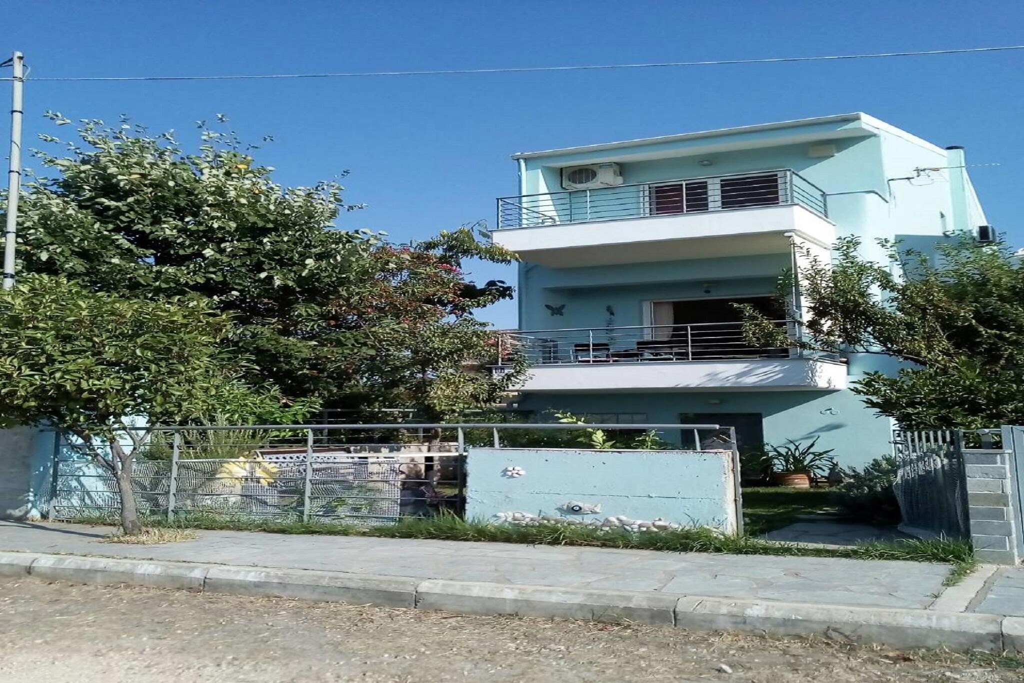 Ground floor: (Entrance, open kitchen(cooker, microwave, fridge-freezer), Living/diningroom(double sofa bed, TV), bathroom(shower))\n\nOn the 1st floor: (bedroom(double bed), bedroom(double bed), bathroom(shower))\n\nOn the 2nd floor: (bedroom(double bed or 2 single beds), bedroom(bunk bed or 2 single beds), bathroom(shower), conservatory/veranda)\n\ngarden, garden furniture, BBQ, parking