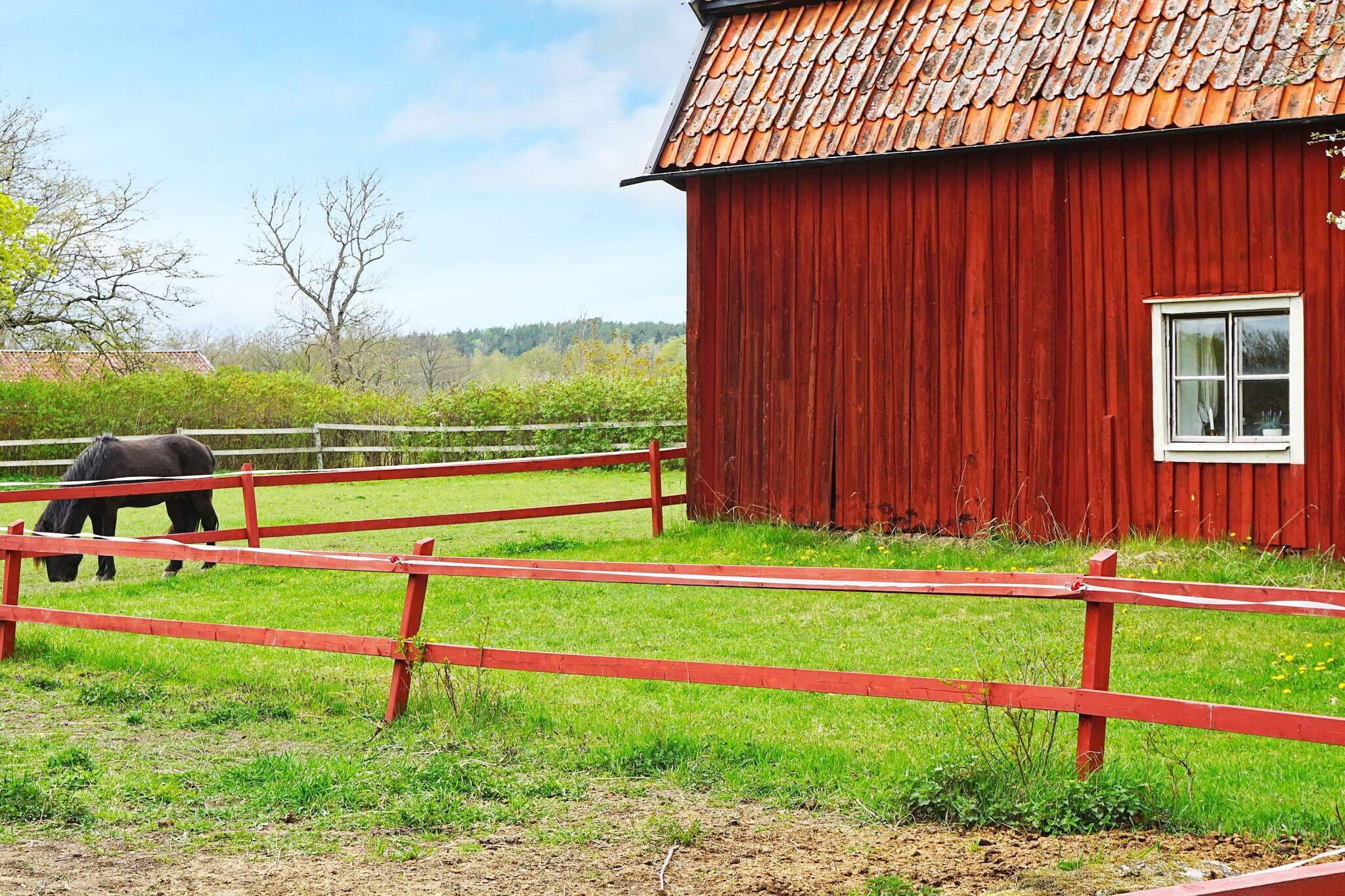 Enjoy the wonderful nature and tranquility in this cottage, located by a beautiful mansion in the middle of the SÃ¶rmland landscape. Here you live in the cottage that goes by the name Lidret and it is located on the edge of the yard. Enjoy your morning coffee overlooking the meadows and the horses housed in the nearby stables. The spacious cottage is classically painted red and with its two bedrooms you live comfortably. One bedroom is equipped with a comfortable double bed and adjacent is the house's bathroom with shower and toilet. The second bedroom has a bunk bed. The kitchen is fully equipped and is located in a walk-through room adjacent to the living room where there is also a dining area with views of the peaceful nature. One hundred meters down is Lake BÃ¥ven and you will find a swimming cape some distance away along the gravel road that passes outside the cottage. The farm where the cottage is located is beautifully situated by a bay by Lake BÃ¥ven. Large lawns and meadows surround the beautiful courtyard that invites to outdoor activities. BÃ¥ven is known for its rich bird life and there are several areas and islands around BÃ¥ven that are protected at certain times during the summer. There are many islands and small coves in BÃ¥ven that invite you to a quiet paddle trip with canoes, it is available for rent in nearby Skebokvarn. It is possible to fish in BÃ¥ven, but it is required that you buy a fishing license. If you are a larger company, there are more houses for rent on the same manor, see house numbers 44674, and 44675.