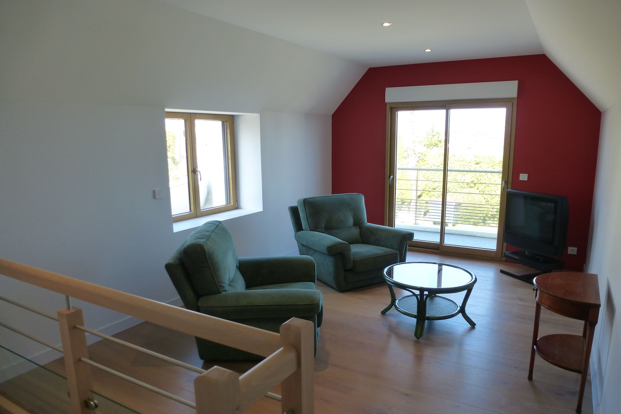 An ideal alternative to a hotel room, this modern and comfortably renovated cottage is perched above the bay of Plougasnou, offering stunning sea views from its small first-floor terrace. Within minutes, you can reach one of the area’s eight beautiful beaches, including the Grande Plage de Primel, which hosts a variety of water sports and lively summer events. The cottage provides a cozy, well-equipped base for enjoying both relaxation and adventure along the Breton coast.
The surrounding area is perfect for exploring. Hike the scenic GR34 trail along the coastline to discover Pointe de Primel, the port of Diben, and beaches such as Trégastel, Port Blanc, Guerzit, St. Samson, and Térénez. The historic 15th-century church and the popular Tuesday morning market in the village add local charm. In summer, boat tours of the Bay of Morlaix depart from the small port of Le Diben, offering opportunities to admire the Taureau fortress, the islands of Callot and Louet, and several bird sanctuaries.
Combining coastal charm, outdoor adventure, and cultural experiences, this cottage is a perfect base for exploring the Bay of Morlaix and the surrounding area.