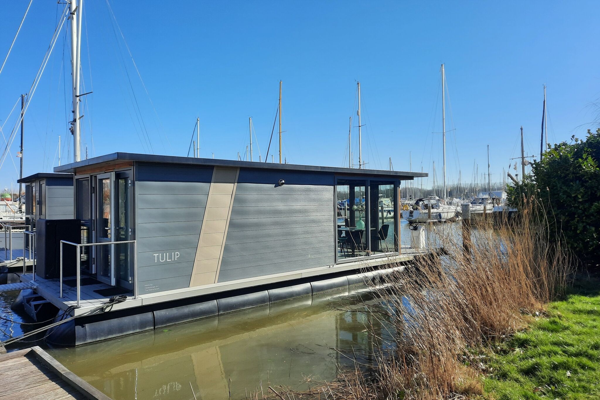 Waterfront houseboat near the centre