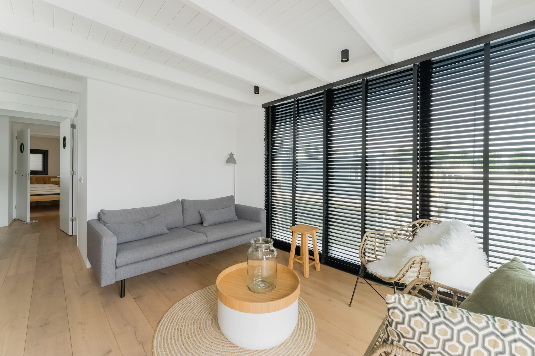 The houseboat itself is fully equipped with all the amenities you need for a comfortable and enjoyable stay. The modern and tasteful interior features large windows that provide stunning views of the water, allowing you to fully take in the tranquility and aquatic life around you. The living area is cozy and inviting, with a TV, dining table, and sitting area. The kitchen is fully equipped, so you can prepare delicious meals to enjoy on the waterfront terrace. It is ideal for a vacation with friends or family. 


The houseboat in Stavoren is a one-of-a-kind vacation experience that offers luxury and comfort in a beautiful location. Guests will have the opportunity to enjoy life on and around the water, with all the relaxation and activities that come with it. The houseboat is located on a quay in the charming fishing port of Stavoren, which attracts many tourists every year. The location is perfect for family vacations, as there are numerous cozy cafes and restaurants in the immediate vicinity, as well as a Coop supermarket within walking distance where you can do all your shopping.