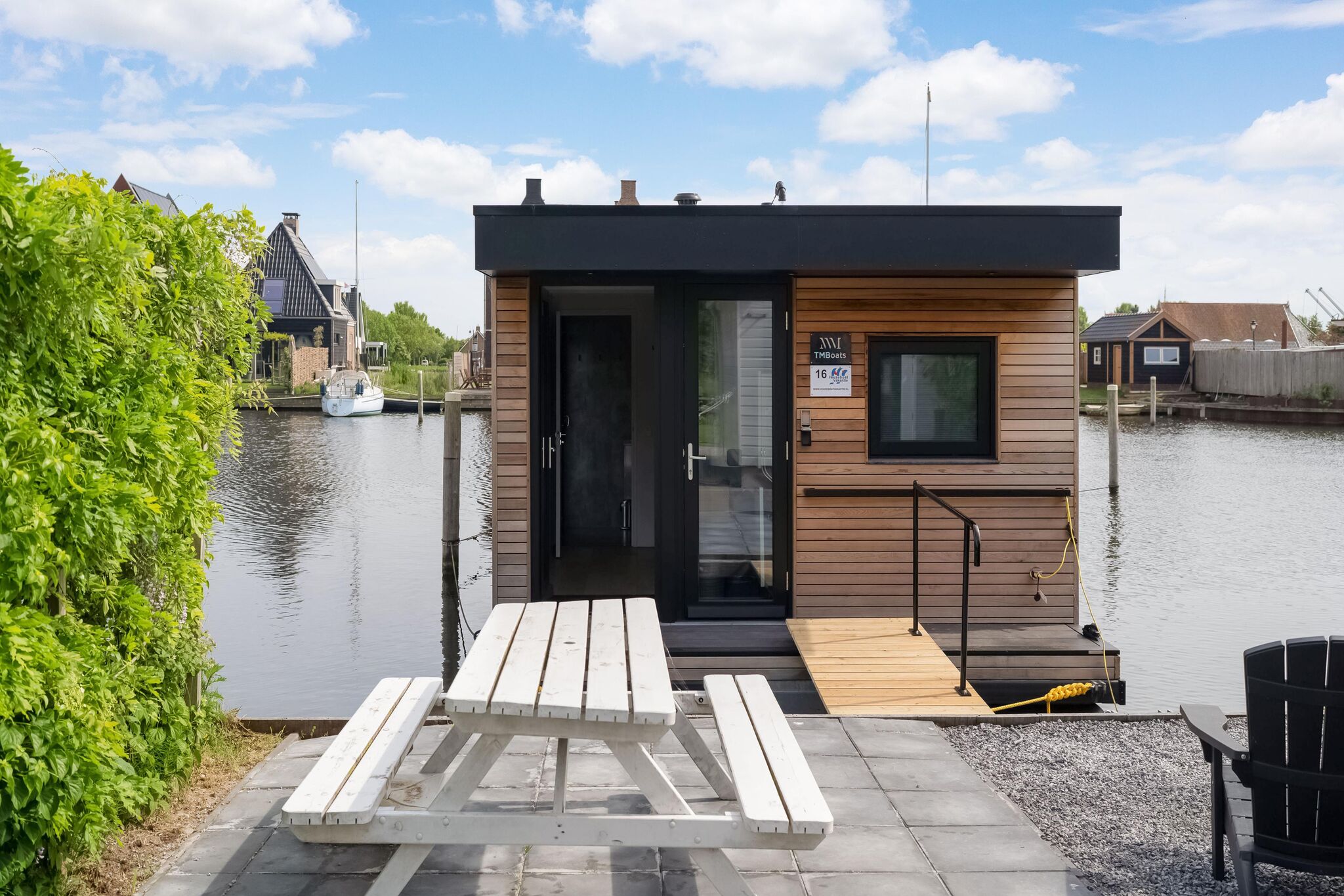 Brand new Boathouse on the water in Stavoren