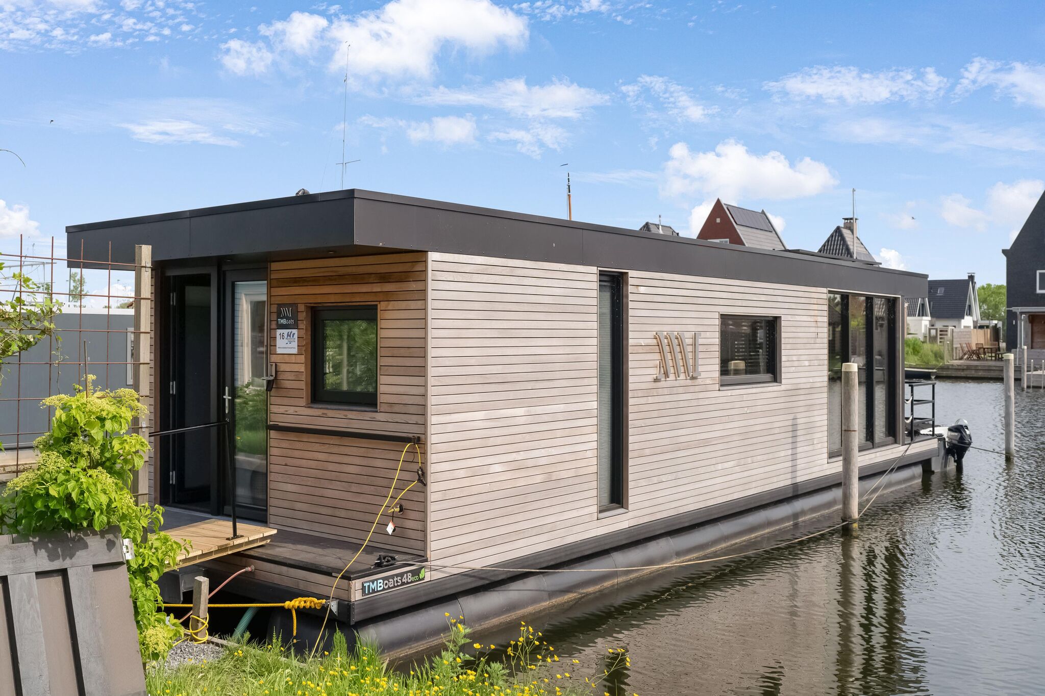 Brand new Boathouse on the water in Stavoren with a garden
