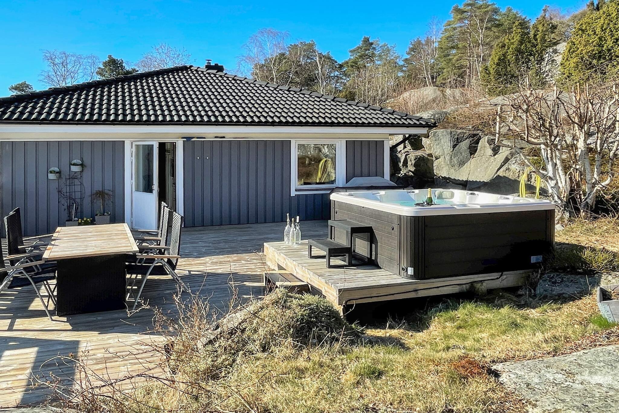 Welcome to Gothenburg with its vibrant city life, the avenue and Liseberg. Here you will enjoy one well-equipped and tastefully furnished villa with a seafront location in a quiet residential area located in FiskebÃ¤ck in western Gothenburg. Perfect accommodation for two families or a larger family who want to live close to the sea with proximity to Gothenburg's all the entertainment and sights. The house is located as the last house on the street with a lovely natural plot that borders the forest and has an unobstructed location. Large and lovely terrace that goes around the whole house where you can choose whether you want to sit in the shade or in the sun. There is both outdoor furniture, sun loungers and a jacuzzi. On the ground floor there is a bedroom with 120 cm wide bed for 1-2 people, recreation room / bedroom with sofa bed 140 cm and TV, laundry room and bathroom. Upstairs is the beautiful kitchen with dining area and exit to the terrace. Large living room with TV and adjacent dining room with access to the terrace on the other side of the house. There are also two bedrooms where one bed is 120 cm wide for 1-2 people and the other is 160 cm wide. Beautiful fully tiled bathroom with relaxing whirlpool tub for 1 person. Within walking distance you go to FiskebÃ¤ck's nice swimming area with beach, jetty and cliffs. There is also a cozy guest harbor. To Gothenburg's entertainment you can easily get by bus or a few minutes by car. Do not miss to visit Liseberg and Universeum, take a ride with the Toad or stroll on the parade street Avenyn. The house's garage is not rented out and youth groups can not book but a guardian must be present in the accommodation throughout the stay. Welcome to enjoy salty baths, seafood and Gothenburg!