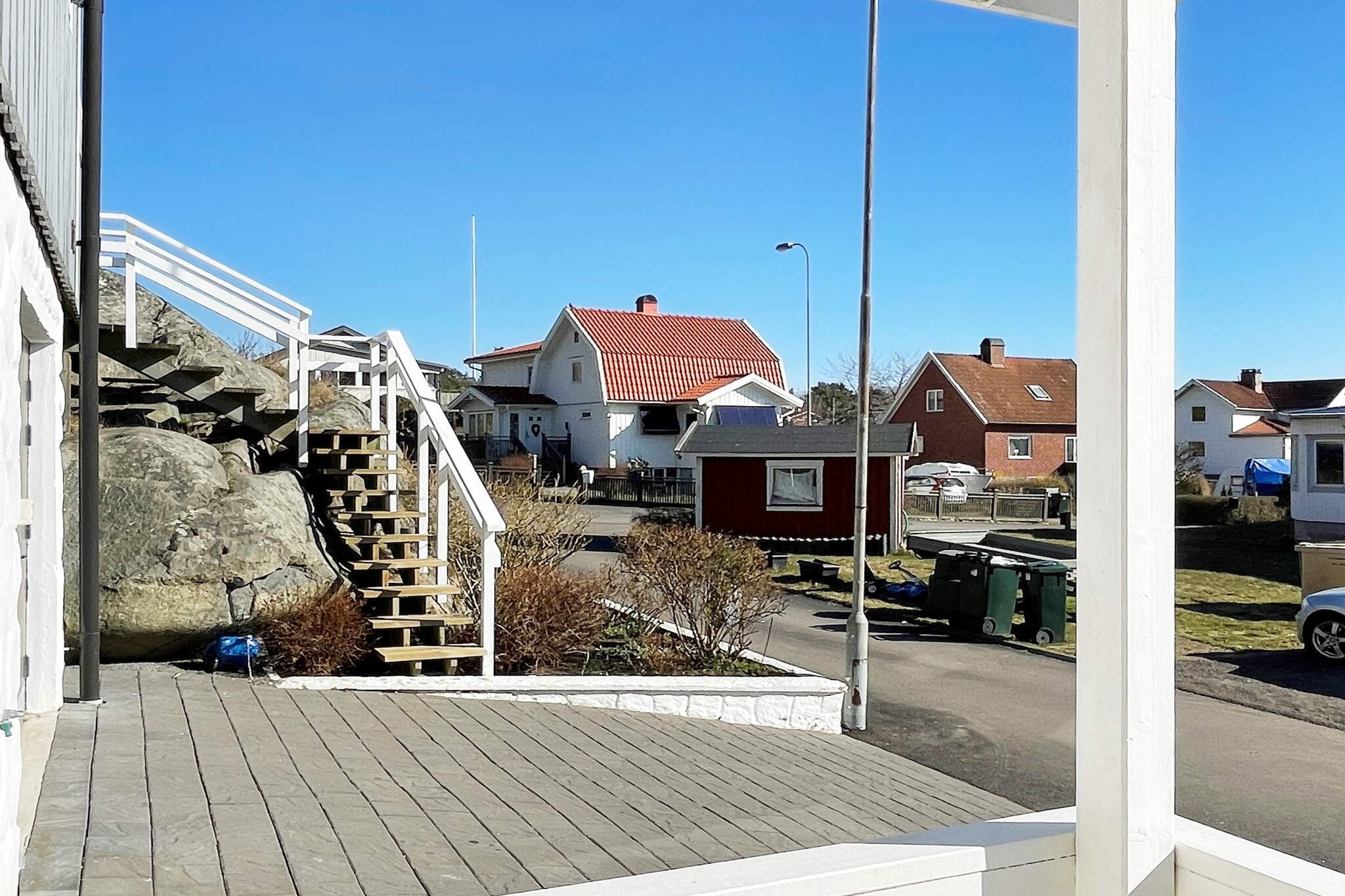 Internet Access DSL, Kitchen(cooker(electric), hood, coffee machine, microwave, dishwasher, fridge-freezer), Living/bed room(double folding bed, TV, DVD player, CD player, chromecast, netflix), bedroom(double bed), bedroom(double bed), bedroom(double bed), bathroom(floor heating)(washbasin, shower, toilet), bathroom(floor heating)(bath tub, washbasin, shower, toilet), Bubble bath(outside, heated, 6 persons), washing machine, terrace, garden furniture, BBQ, parking, geothermal energy, geothermal energy, water to water heatpump