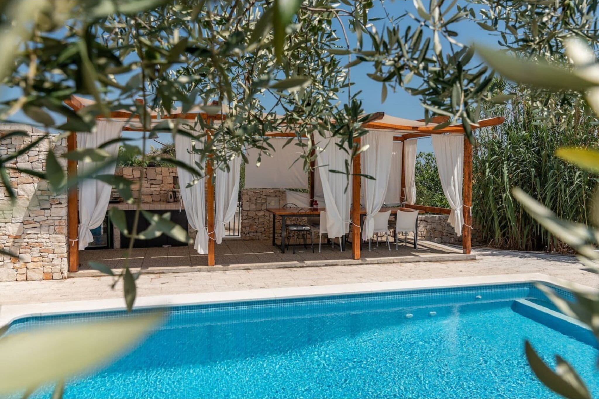 Schöne moderne Villa in einem ruhigen Ort Slatine, auf der Insel Ciovo