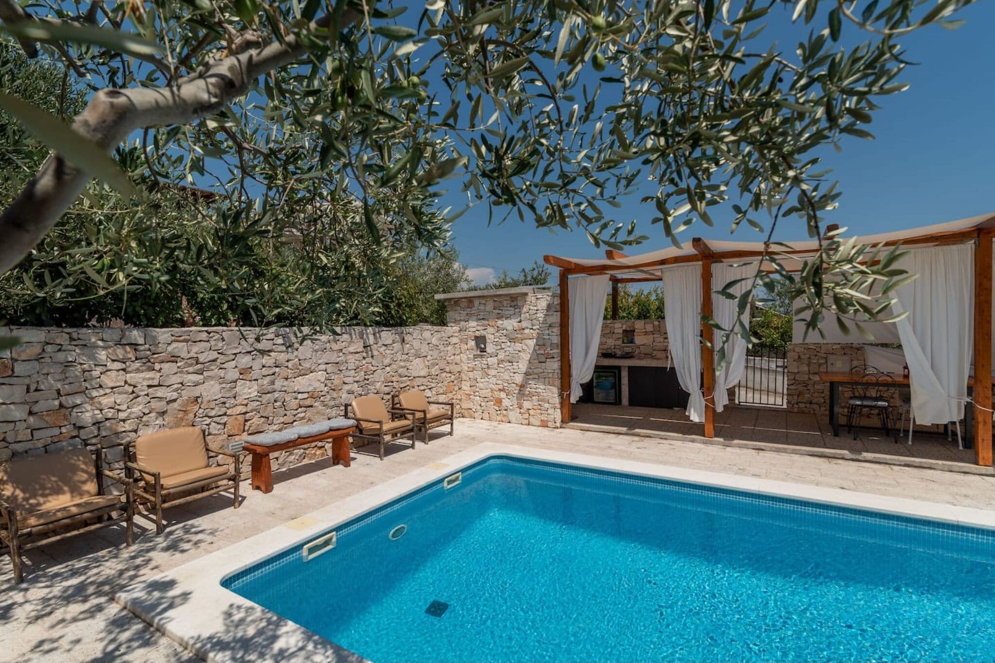 Mooie moderne villa in een rustige plaats Slatine, op het eiland Ciovo