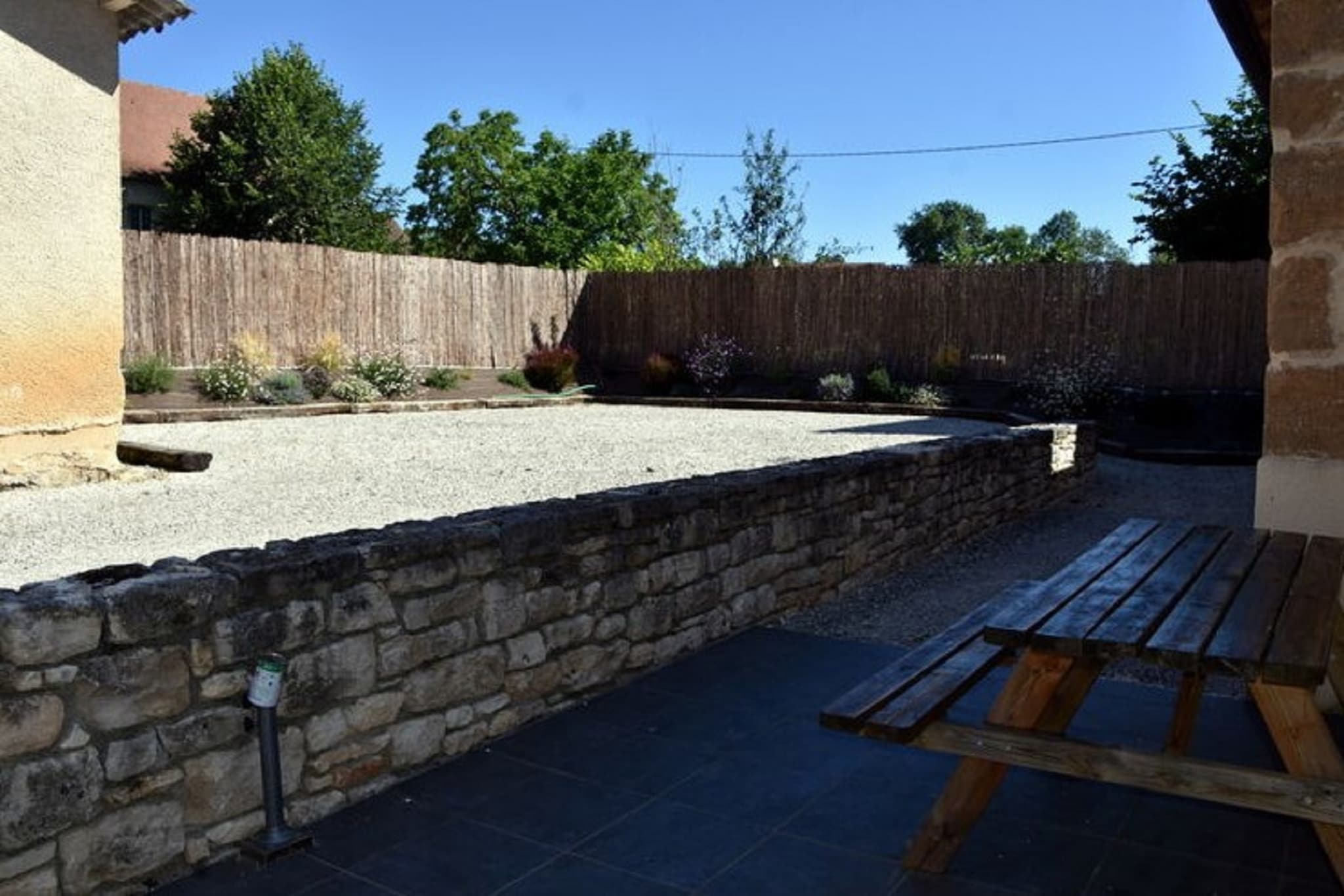 Stay in this attractive holiday home located in the southern regions of France. It is equipped with a nice environment, a nice garden and a courtyard garden. This is an excellent option for vacations with family or friends! Ideally located between the sacred city of Rocamadour and the medieval city of Figeac, you will be spoiled for your activities while enjoying a peaceful and comfortable base.
 
Make a nice walk through the region or drive towards the Lac de Tolerme, 18.6 km from the holiday home. A beautiful walking path runs around the lake about 5 km long. It is also equipped with a sandy beach and you can rent canoes and pedal boats.
 
The holiday home has a well-equipped kitchen in which you can prepare a meal of your choice, but you can also light the barbecue. Lean back on the sun loungers and enjoy the evening from the atmospheric terrace.