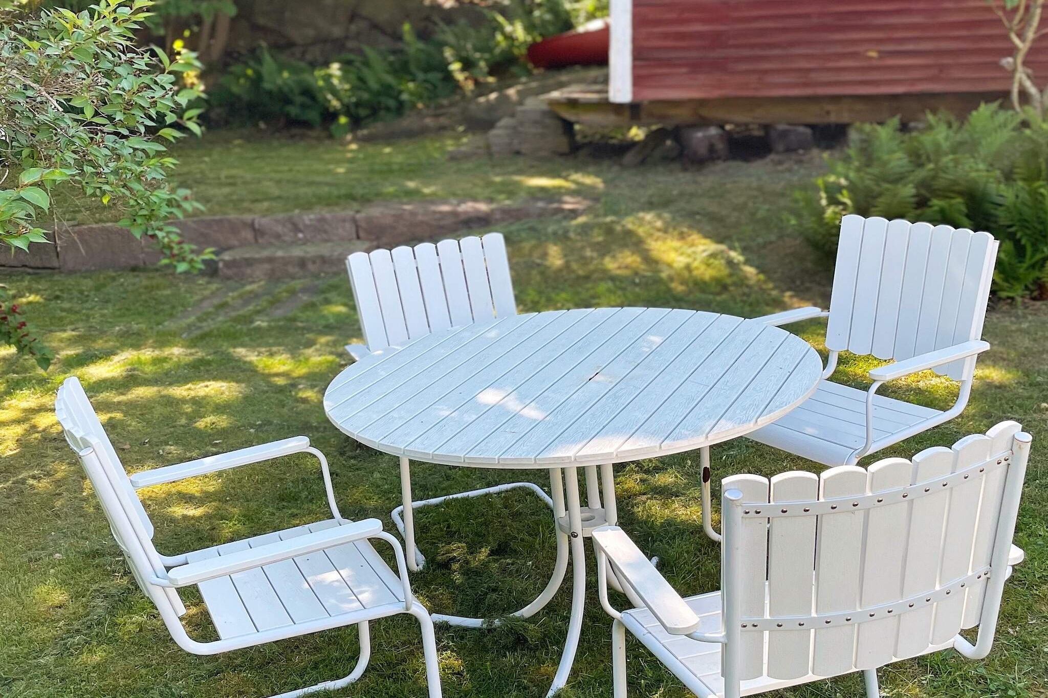 Welcome to this family-friendly, genuinely cozy and completely newly renovated cottage near Brofjorden's surging sea and salty baths and the nice and family-friendly bathing place at Govik, perfect for wonderful swimming and crab fishing. Here you live very comfortably with access to large lawn areas and on the terrace there is a SPA bath from which you can enjoy the scenic environment. In the immediate area there are several nice walking paths, including the popular coastal path passes outside where you can hike and maybe meet one of the forest animals or pick your own mushrooms or just enjoy the view of the sea and the seafront nature. It is not far to Lysekil and Brastad with many other beaches, golf courses and other places to visit. The accommodation is also a perfect starting point for you who want to practice outdoor life, popular in the area is to challenge the mountains in the form of rock climbing, it is not far to some of Bohuslän's best mountains. There are also interesting rock carvings here or you can explore the marine environment outside both from above and below the surface, feel free to bring or rent a kayak. The cottage is beautifully located with only a small family campsite that separates the cottage from the sea and swimming. You can glimpse the sea between the trees that border the plot. Via the entrance you enter a small hall and further into the open kitchen with stove, separate oven, microwave, coffee maker, dishwasher and a large dining area. Via the dining room you come to the living room with sofa bed, TV and a cozy wood burning stove. On the first floor there is also a bathroom with shower and underfloor heating. From the hall there are stairs up to the second floor with a double bedroom and two sleeping alcoves with a 140 cm bed in each alcove. Here is also the cottage's second living room with TV and a wood burning stove. The generously sized terrace has summer furniture, sun loungers and a barbecue. There is also a lovely SPA bath and outside the terrace there is a large lawn, perfect for play and games. A wonderful place to grill and enjoy meals, discuss the day's adventures or plan for new ones. Electric car / hybrid car can be charged for a fee. Lysekil, which is popularly called "The City by the Sea" is located at the far end of the sea band. Experience the fantastic feeling of freedom that the sea gives us hikes on nature reserves and paths with nice smooth red granite cliffs that are unique in Bohuslän. During the summer season, many concerts are offered with famous artists, singing in the park, etc. Several nice nice shops with assortment for different tastes. It is also a pleasure to take the small train around Lysekil, during the tour you will also get a little history of Lysekil or why not walk through the older part of Lysekil from the 17th - 19th century. Cozy buildings along the narrow street towards Norra Hamnen, which in recent years has become a beach promenade. Pinneviken's beautiful bathing area and Stångehuvud's nature reserve known for its special light that has made the area well visited by photographers, here you can experience fantastic sunsets that are reflected in the sea. Take a boat trip over to the other side of the Gullmarsfjord and walk on winding streets among Fiskebäckskil's boathouses and captain's villas. For those interested in golf, the club can be swung on Holma's fine 18-hole course. Welcome to a pleasant stay in Brastad and the surrounding area!
