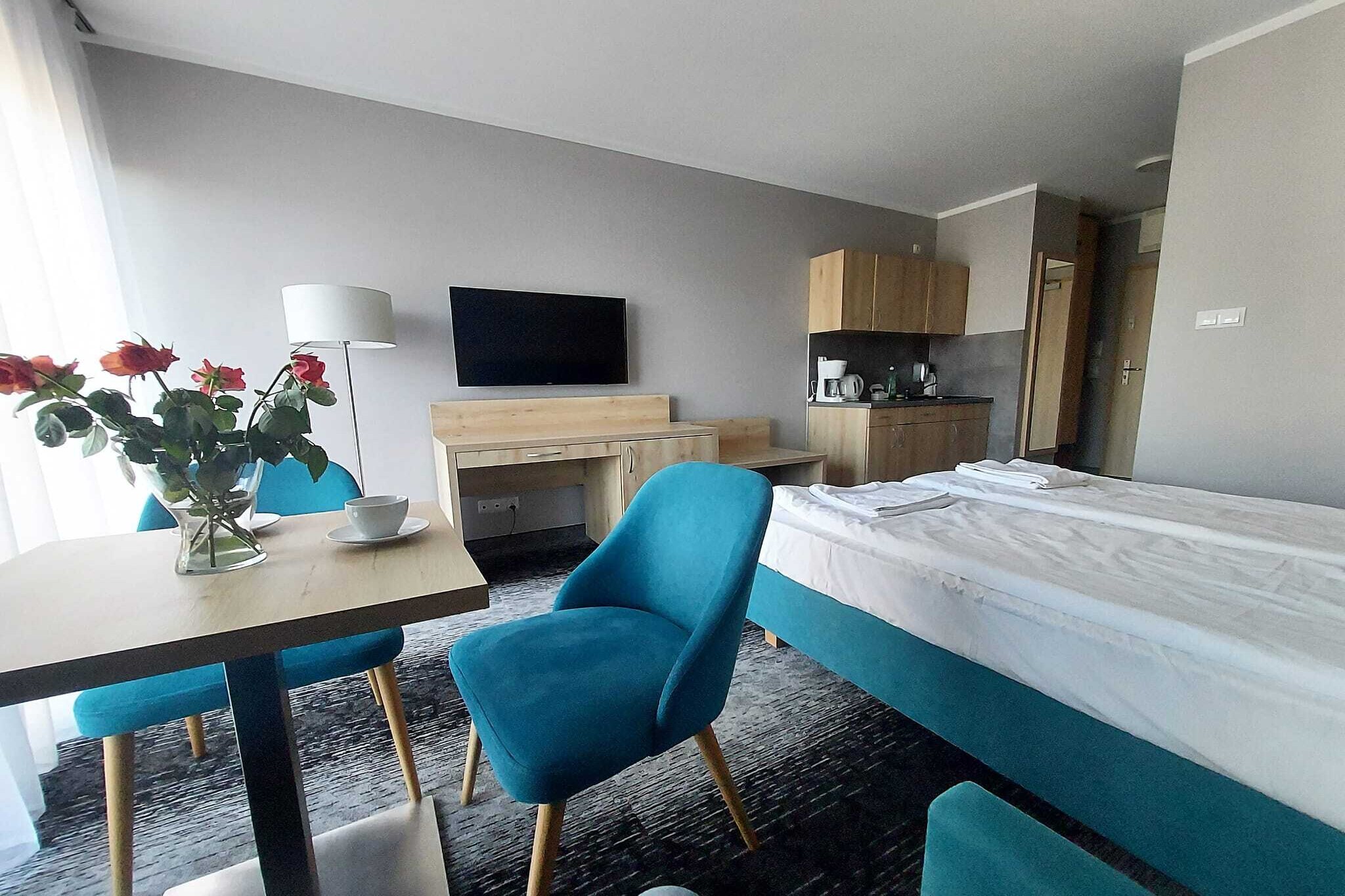 A modernly furnished studio awaits you in a newly opened building that belongs to the Kaisers Garten hotel complex. The holiday complex has a restaurant, a beer garden, a playground, two swimming pools and a spa area. Your holiday apartment has a balcony and is decorated in light, pleasant colours. The apartment also impresses with its good location. The beach promenade and beach, as well as restaurants and shops are within easy walking distance.