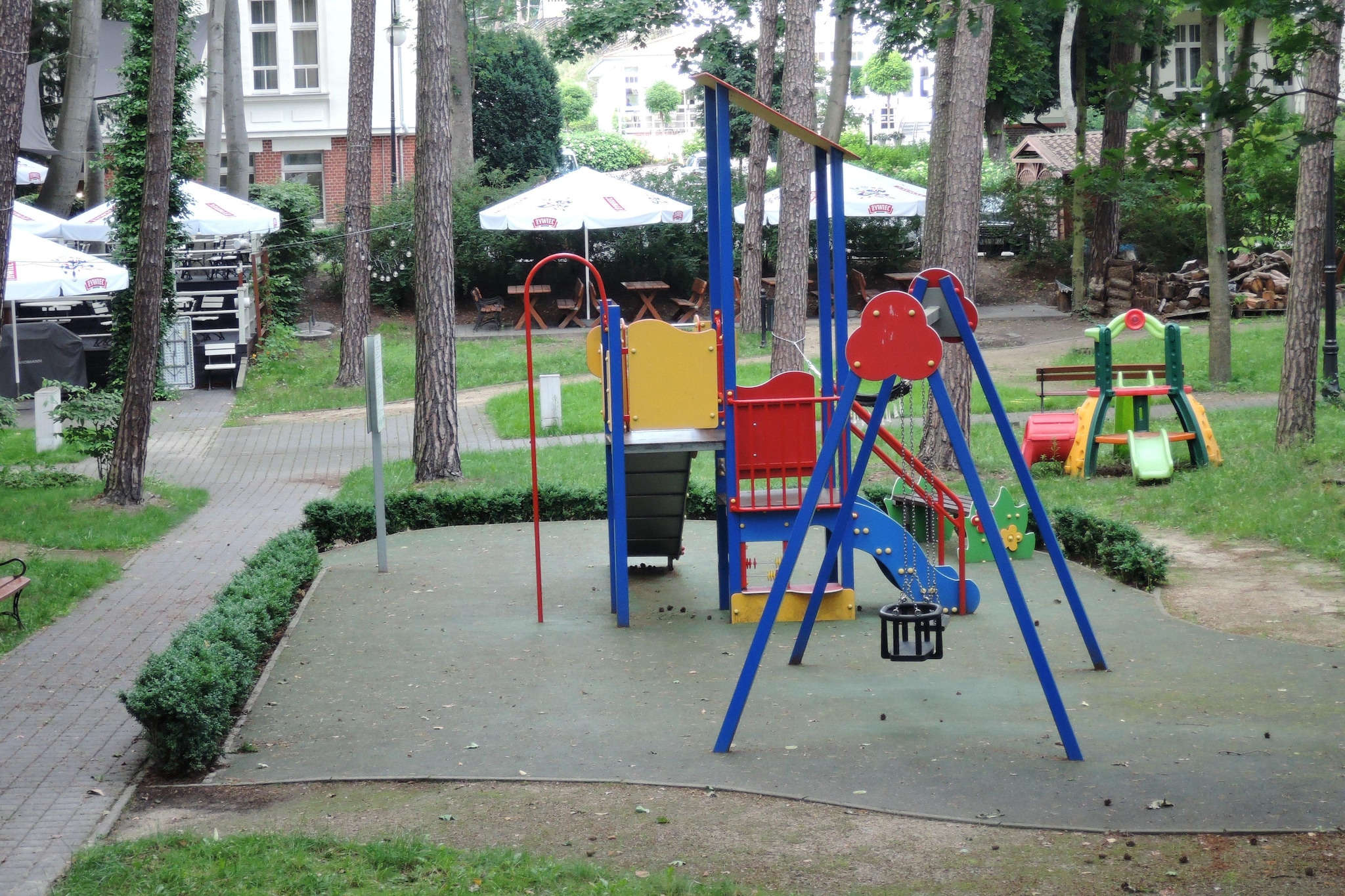 On the 4th floor: (Kitchenette(hob(2 ring stoves, electric), boiling water tap, espresso machine, fridge-freezer), Living/bed room(single sofa bed, double bed, TV(german television channels), dining table, balcony), bathroom(shower, washbasin, toilet))\n\nparking