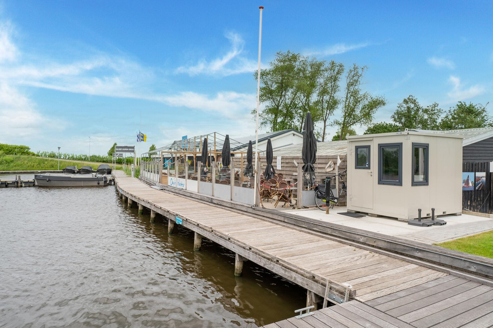 Relaxing holiday chalet by the water in Grou