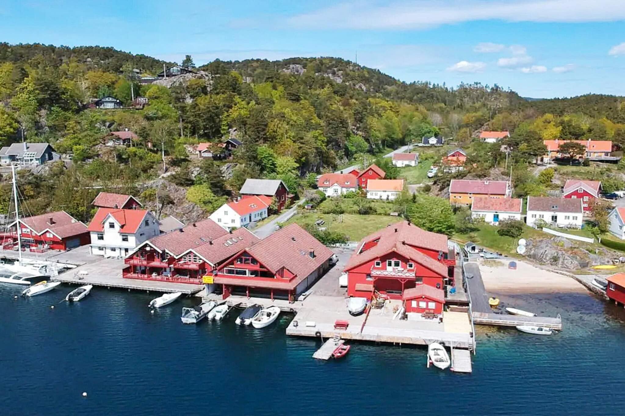 Holiday apartment on the ground floor directly on the quay with beautiful views, located in one of many gems along the Southern Norwegian coast. The holiday apartment is approx. 100 m2, has 2 bedrooms and room for a total of 7 people. Well equipped kitchen with dishwasher. Free wireless internet and TV. Bathroom with shower cubicle and underfloor heating. Washer and dryer in the apartment. Parking for one car. There are many beautiful hiking areas nearby and swimming opportunities both directly below the apartment and out in the skerries. Mandal is located 26 km west of Søgne and has pleasant shopping streets, great opportunities for cycling along the Mandal River and the beautiful hiking area Furulunden. The holiday apartment is only 18 km from Kristiansand with the zoo and water park, and many other sights such as Christiansholm Fortress, Oddenes Church, Møvig Fort, the cathedral and theater and concert hall. Boat rental: 1 x 12 feet with 25 HP outboard motor. In the apartment you will find guidelines for the use of boats with equipment. 4 life jackets.