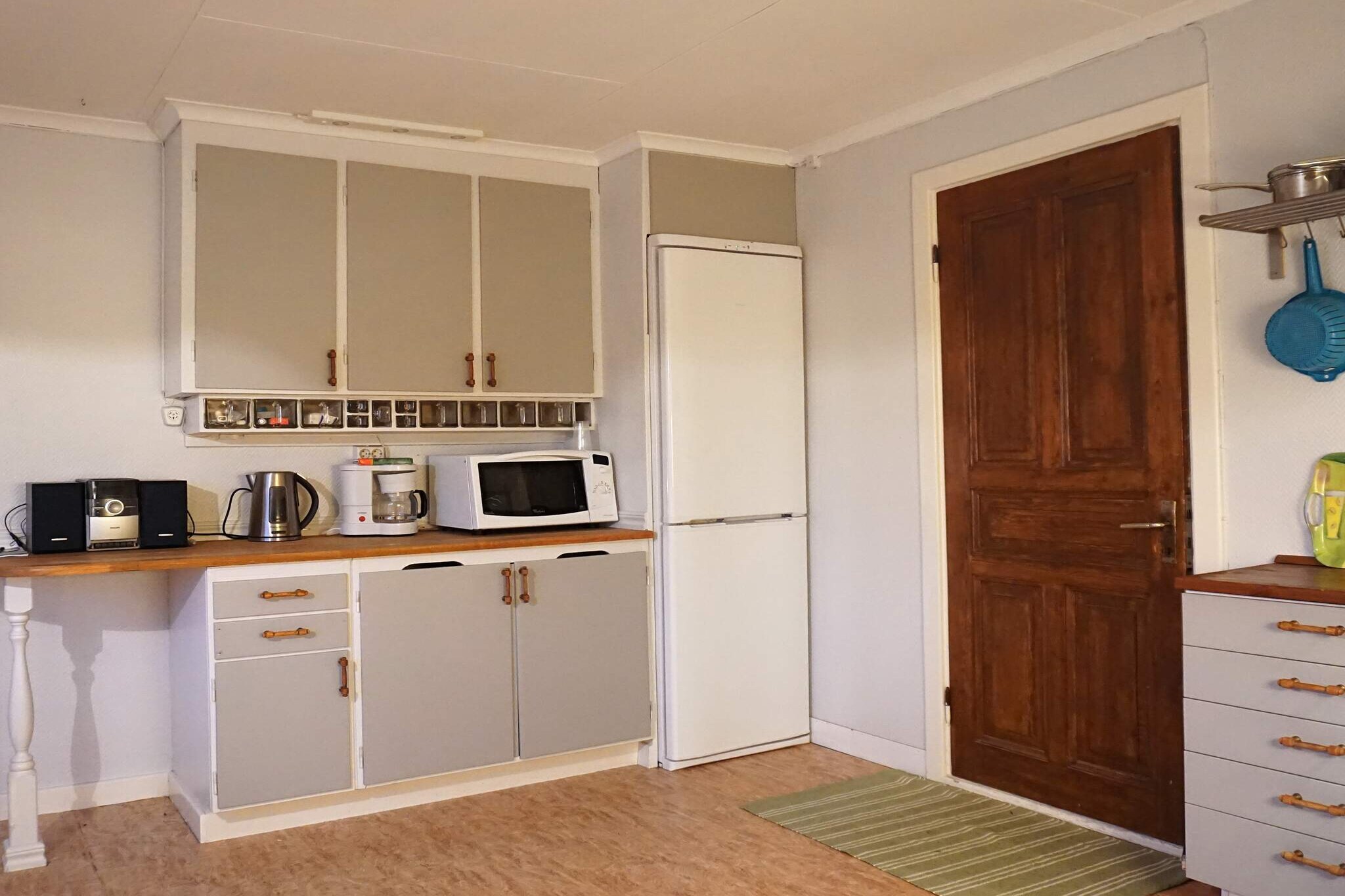 Welcome to a nice nature-close accommodation where you can get many encounters with both wild animals and birds and maybe you get the chance to see the moose pass an early morning or right at dusk and if you are really lucky you can see the glimpse of lynx. In late summer and autumn there are both berries and mushrooms in the forests. The cottage is close to both the sea and salty baths choose between salty baths at Pannberget Nature Reserve or out on Rossö or in the miles wide lakes Bullaresjöarna. Reed bottom on the shores of the north lake you can both swim and rent a canoe for lovely paddle tours or why not take the chance to fish up your own dinner food in the form of perch or pike (Fishing license required). For those who want to bring their own boat or kayak, this cottage is an excellent as there is plenty of parking space at the property. From the courtyard you walk across the lawn to the cottage's patio area and further in through the entrance door where you are met by a large hall. From the hall you will further enter a large lovely kitchen with stove, microwave fridge / freezer, coffee and kettle and dishwasher. From the kitchen you reach the other rooms consisting of two bedrooms with 2 single beds in each room and a living room with TV and wood burning stove. The bathroom has a SPA shower and a washing machine. On the patio there is summer furniture with barbecue, a perfect place for a moment of sunbathing, conversation over a good piece of food or to sit and wait for moose and deer to arrive before dusk. At the cottage there is also a large lawn that is perfect for all kinds of play and games. The cottage has a fiber connection. It is not far to several of northern Bohuslän's picturesque fishing villages where in addition to experiencing the narrow alleys, summer shops, restaurants you can also rent boat charters, fishing trips or why not a kayak to experience the nice archipelago outside. Several nature reserves with fantastic nature can be found in the area as ex. The bull pan and also Sweden's first marine national park Kosterhavet National Park is well worth a visit. For those interested in golf there are several golf courses to choose from, the nearest of which is Mjölkeröds GK. Welcome to a lovely cottage holiday in northern Bohuslän.