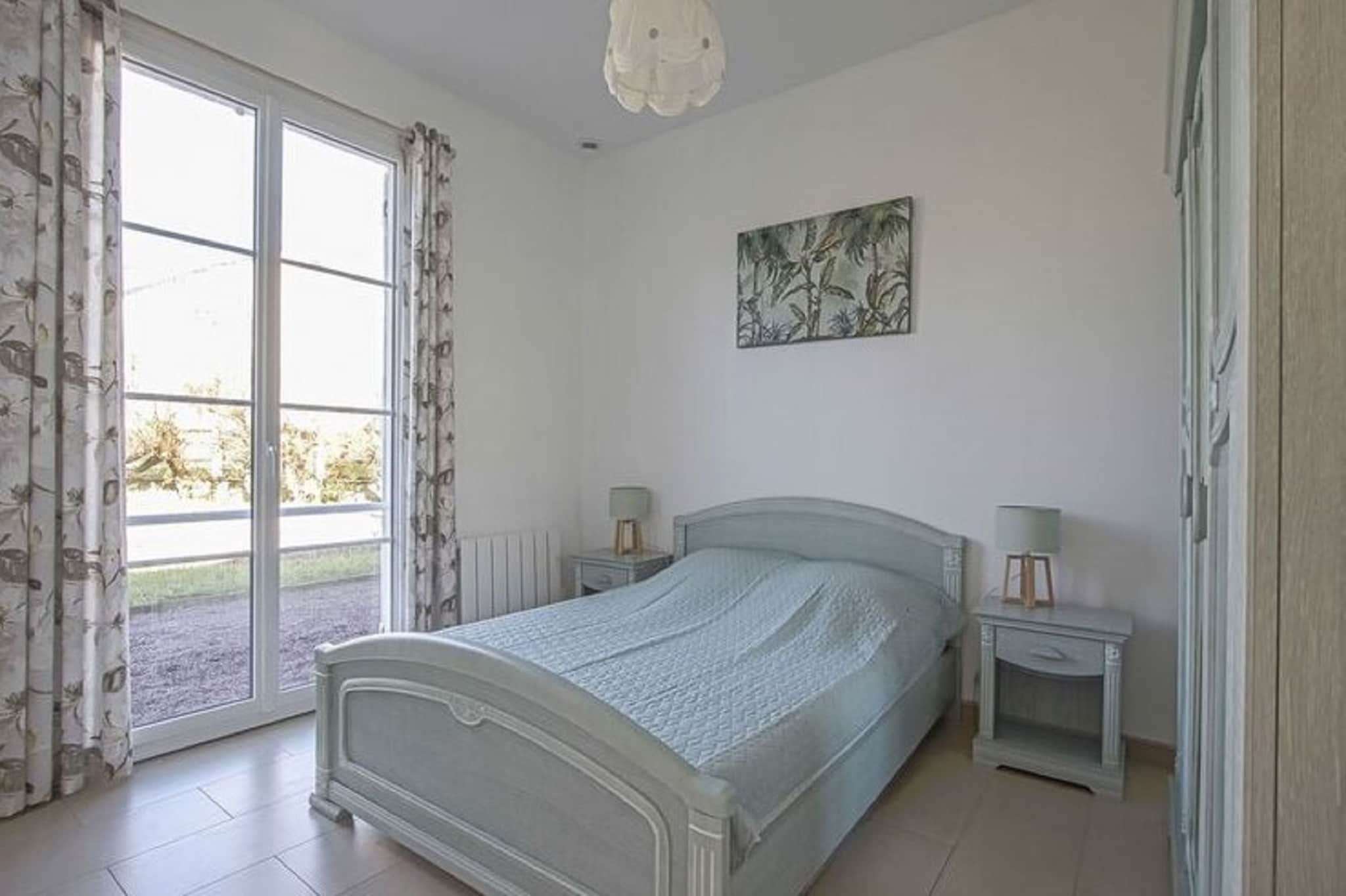 Ground floor: (Sitting room(TV(flatscreen, smart TV), dining table, fireplace, seating area), Sitting room(TV(flatscreen, smart TV), dining table, fireplace, seating area), Sitting room(TV(flatscreen, smart TV), dining table, fireplace, seating area), Kitchen(electric kettle, toaster, cooker(electric), hood, coffee machine, oven, microwave, dishwasher, fridge-freezer, washing machine), Kitchen(electric kettle, toaster, cooker(electric), hood, coffee machine, oven, microwave, dishwasher, fridge-freezer, washing machine), Kitchen(electric kettle, toaster, cooker(electric), hood, coffee machine, oven, microwave, dishwasher, fridge-freezer, washing machine), bedroom(double bed(140 x 190 cm)), bedroom(double bed(140 x 190 cm)), bedroom(single bed(90 x 190 cm), single bed(90 x 190 cm)), bedroom(double bed(140 x 190 cm)), bedroom(double bed(140 x 190 cm)), bedroom(single bed(90 x 190 cm), single bed(90 x 190 cm)), bedroom(double bed(140 x 190 cm)), bedroom(double sofa bed(140 x 190 cm)), bedroom(double bed(160 x 200 cm)), bathroom(shower(unit), washbasin, toilet), bathroom(shower(unit), washbasin, toilet), bathroom(shower(unit), washbasin, washbasin, toilet), bathroom(shower(unit), washbasin, washbasin, toilet))\n\npatio, terrace, garden, BBQ(charcoal), parking