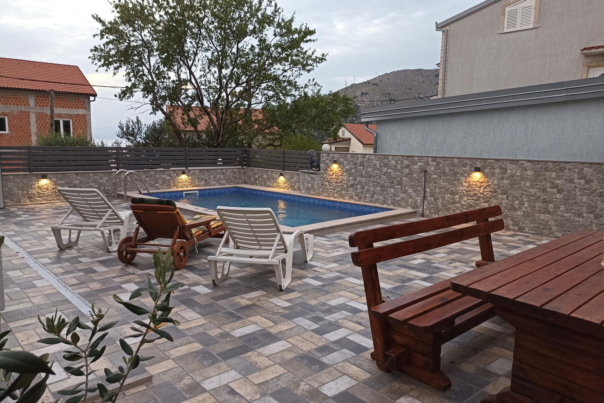 Schönes Ferienhaus mit Swimmingpool und Terrasse