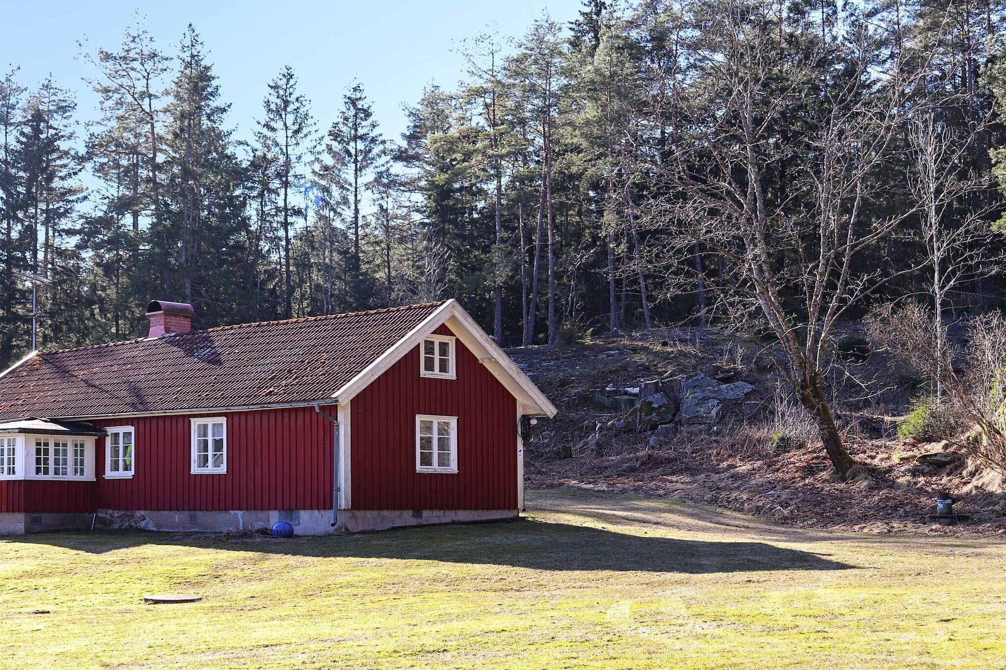 Kitchen(wood cooker, cooker(electric), hood, coffee machine, microwave, dishwasher, fridge-freezer, water from well), Living/bed room(double folding bed, TV(swedish TV channels), stove(tiled), chromecast), bedroom(double bed), bedroom(double bed), bathroom(floor heating)(washbasin, shower, toilet), conservatory, heating(electric), terrace(roofed)(garden furniture, BBQ), air to air heatpump