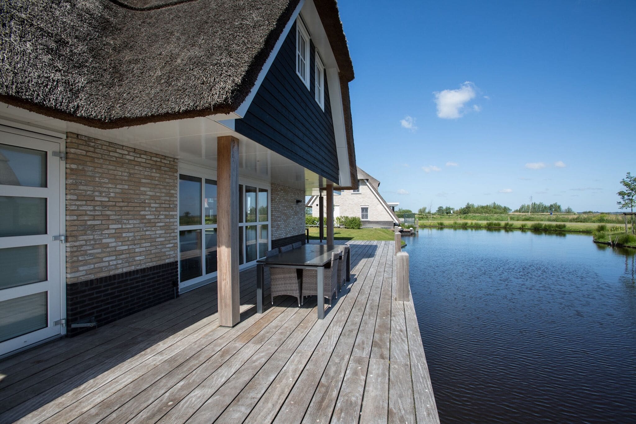 Spacious villa with two saunas, on the Tjeukemeer
